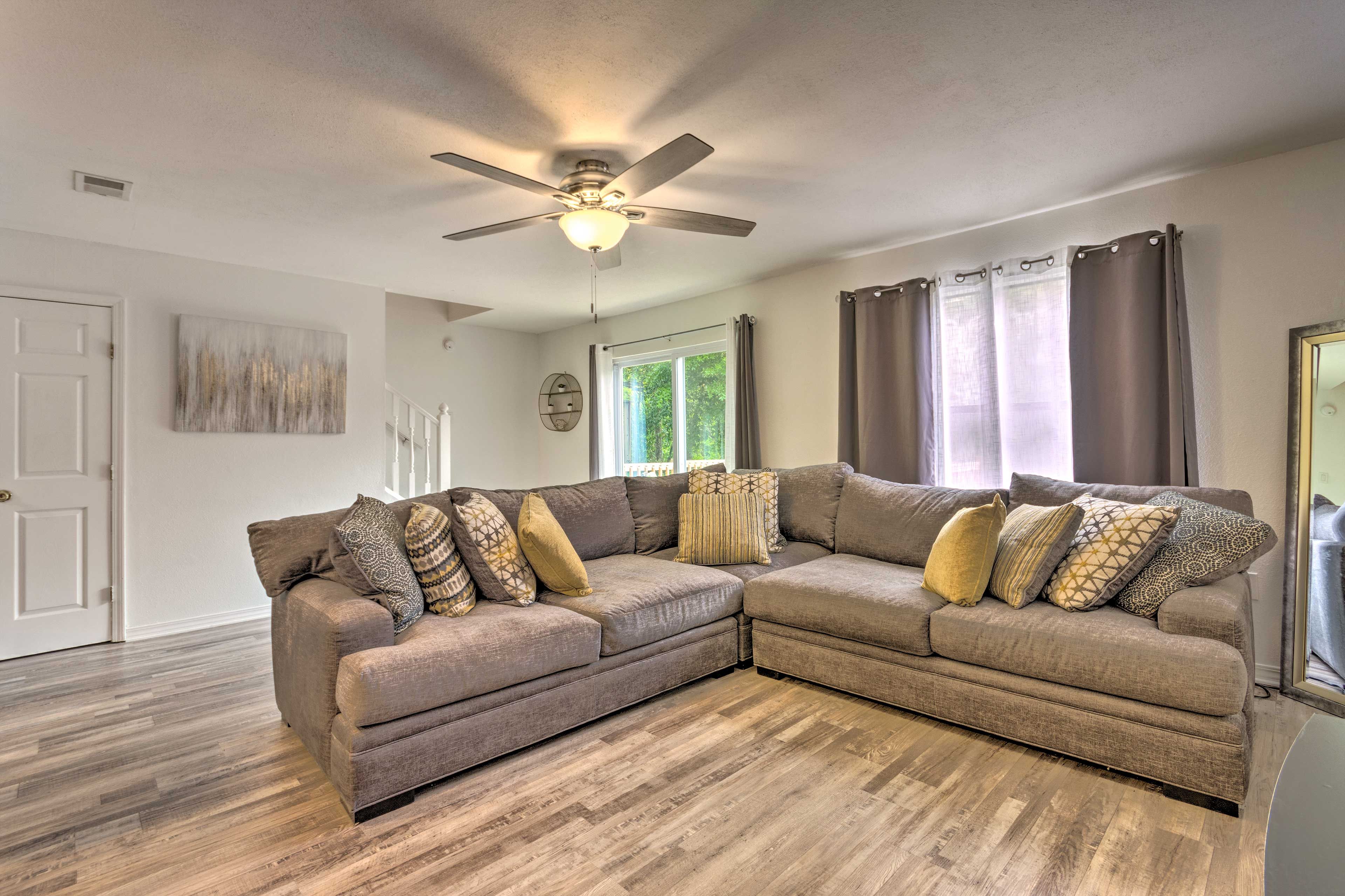 Living Room | Free WiFi | Central A/C