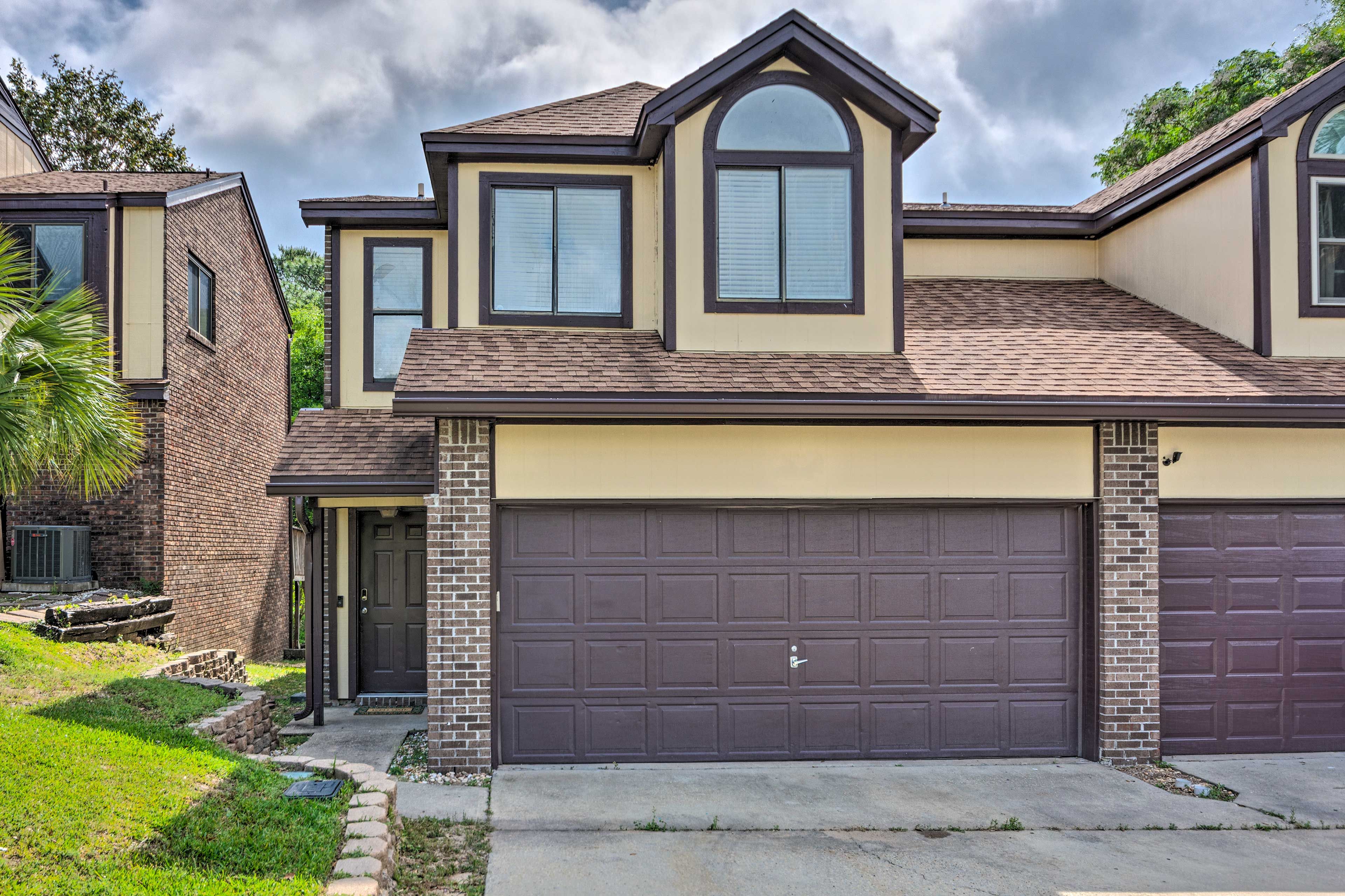 Exterior | Parking | Driveway (2 Vehicles Max)