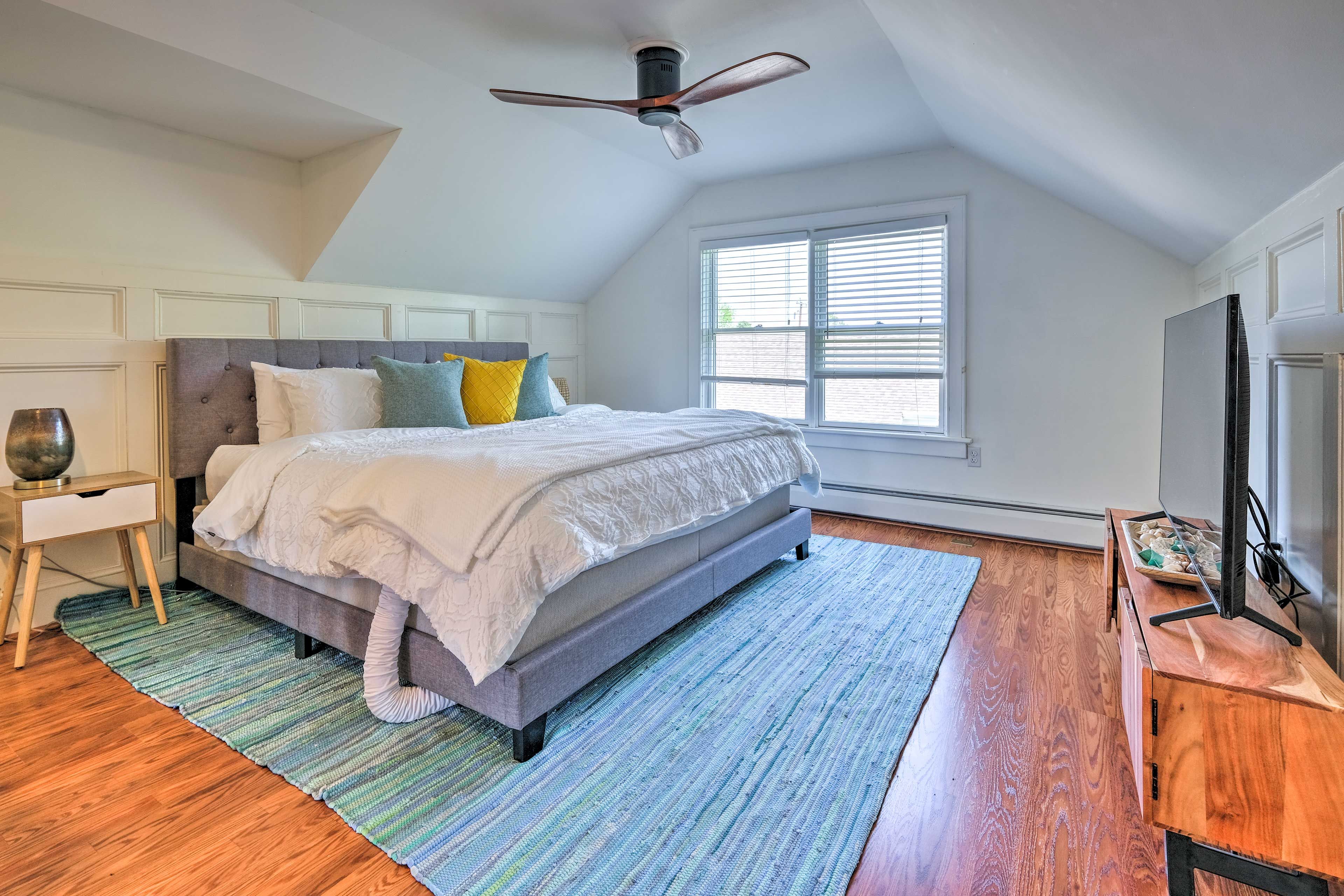 Loft | King Bed | Linens Provided