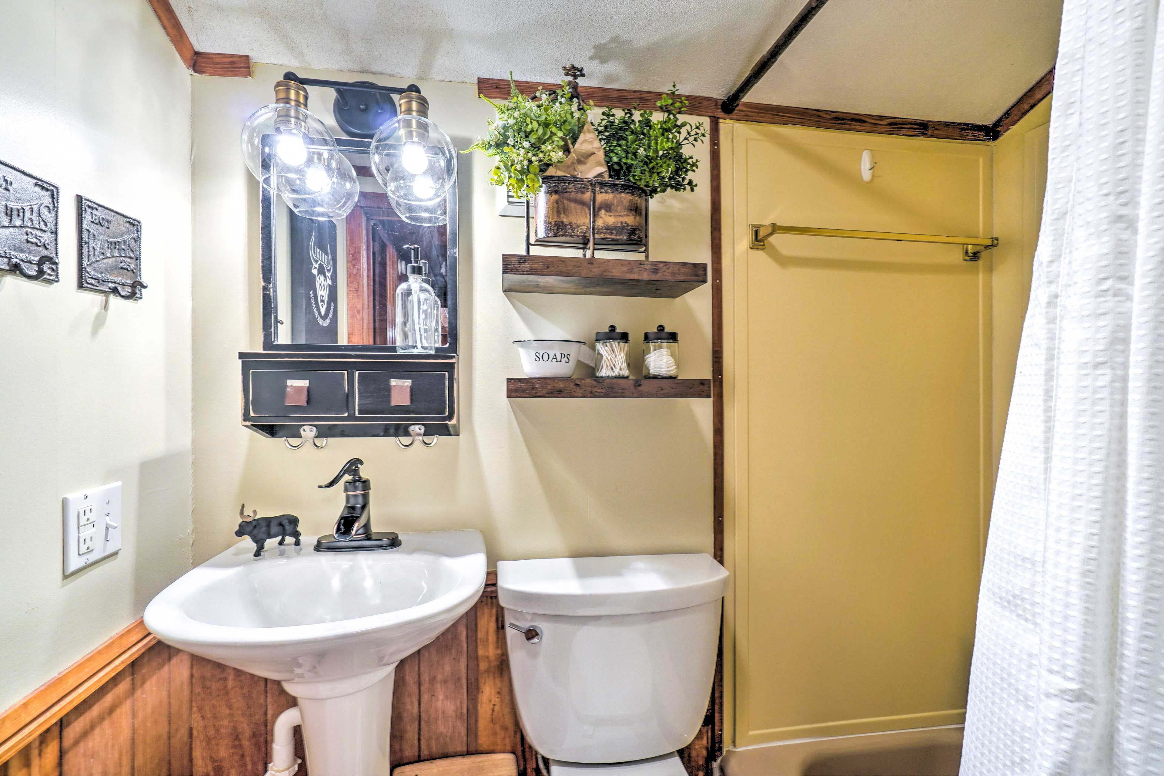 Full Bathroom | Shower/Tub Combo | Complimentary Toiletries | Hair Dryer