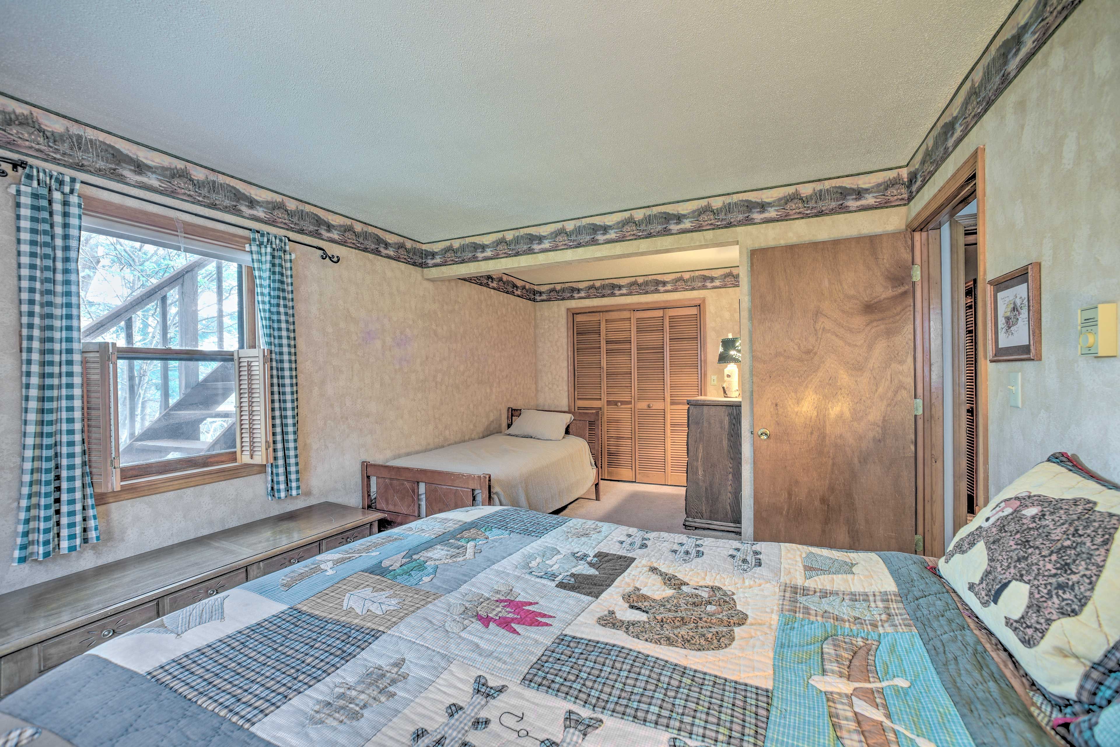 Bedroom 3 | Queen Bed | Twin Bed | 1st Floor