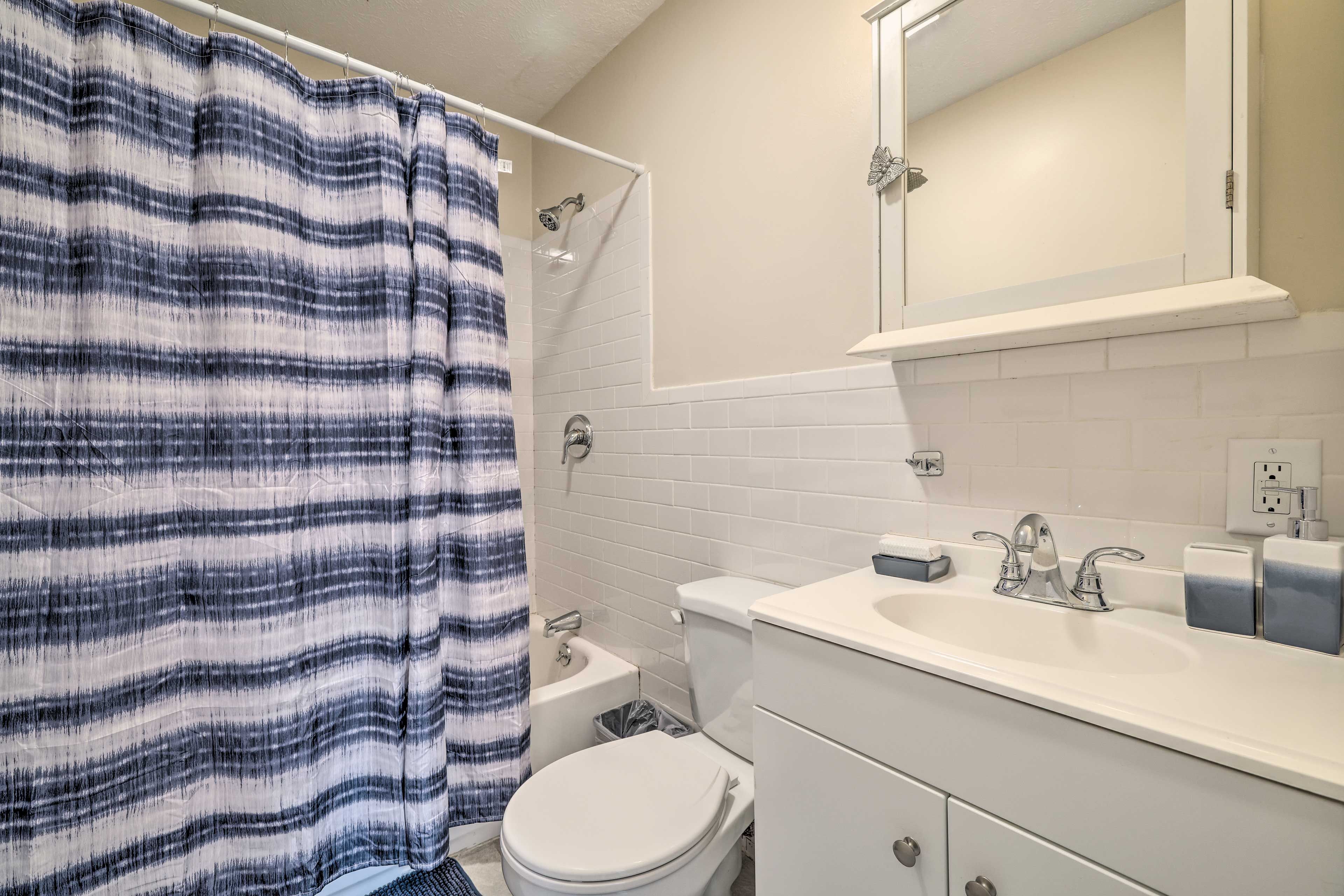 Full Bathroom | Complimentary Toiletries