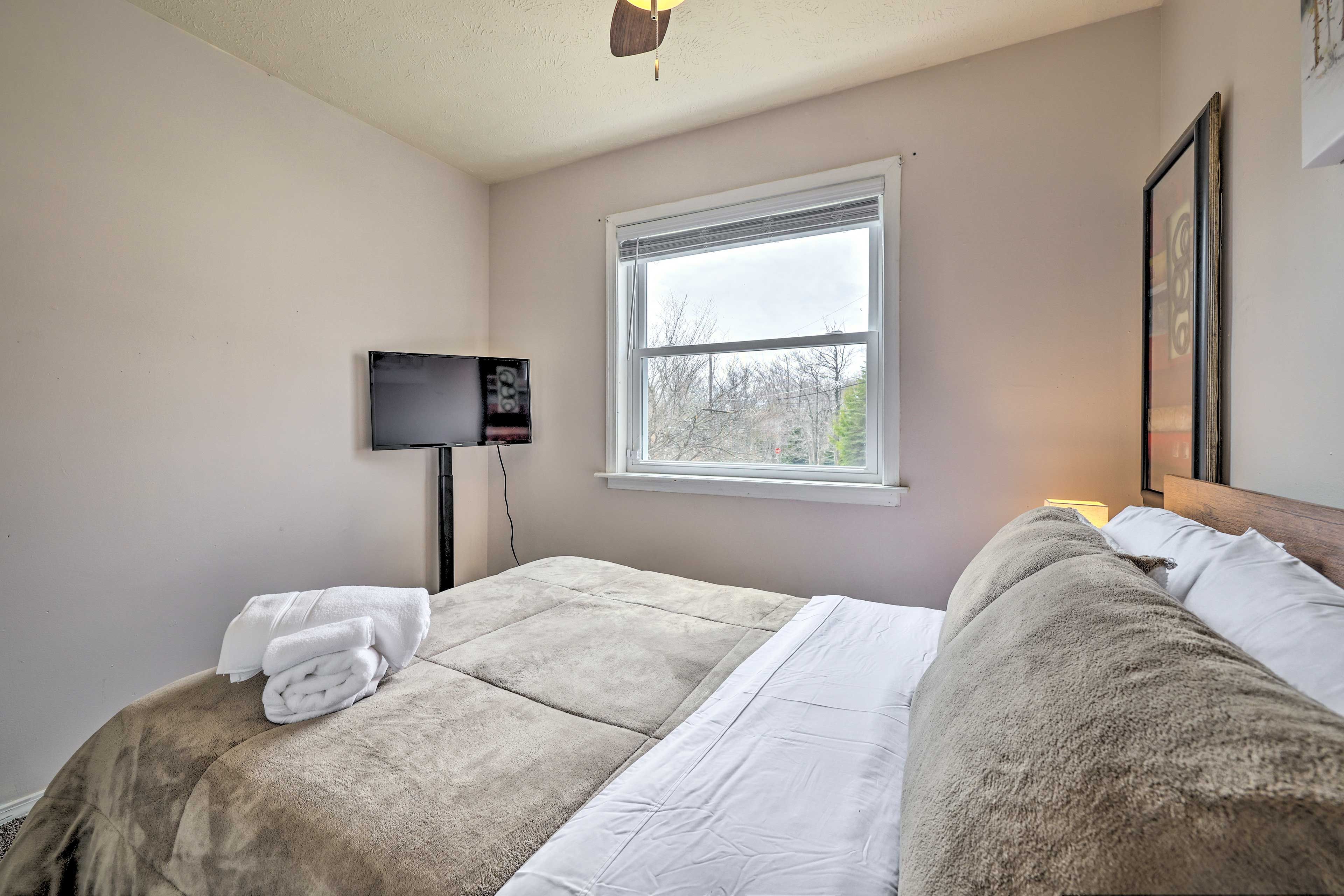 Bedroom 1 | Full Bed | 1st Floor