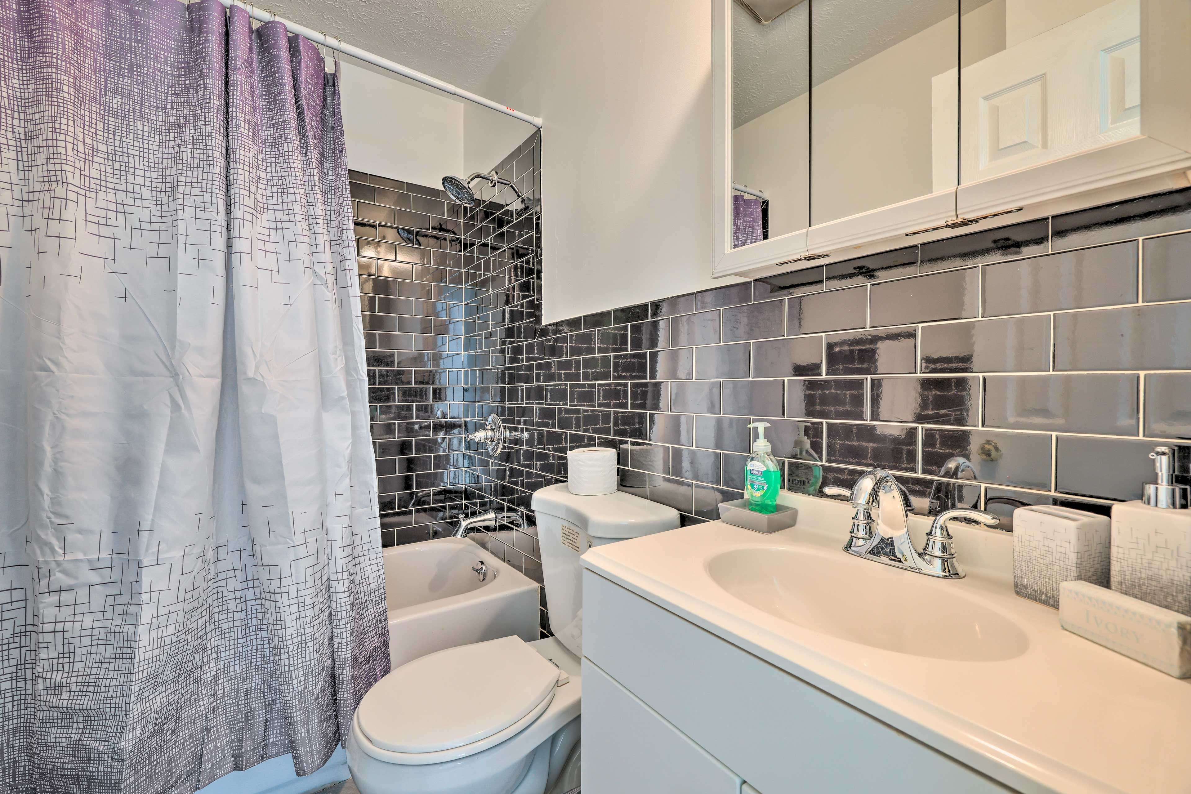 Full Bathroom | Towels Provided