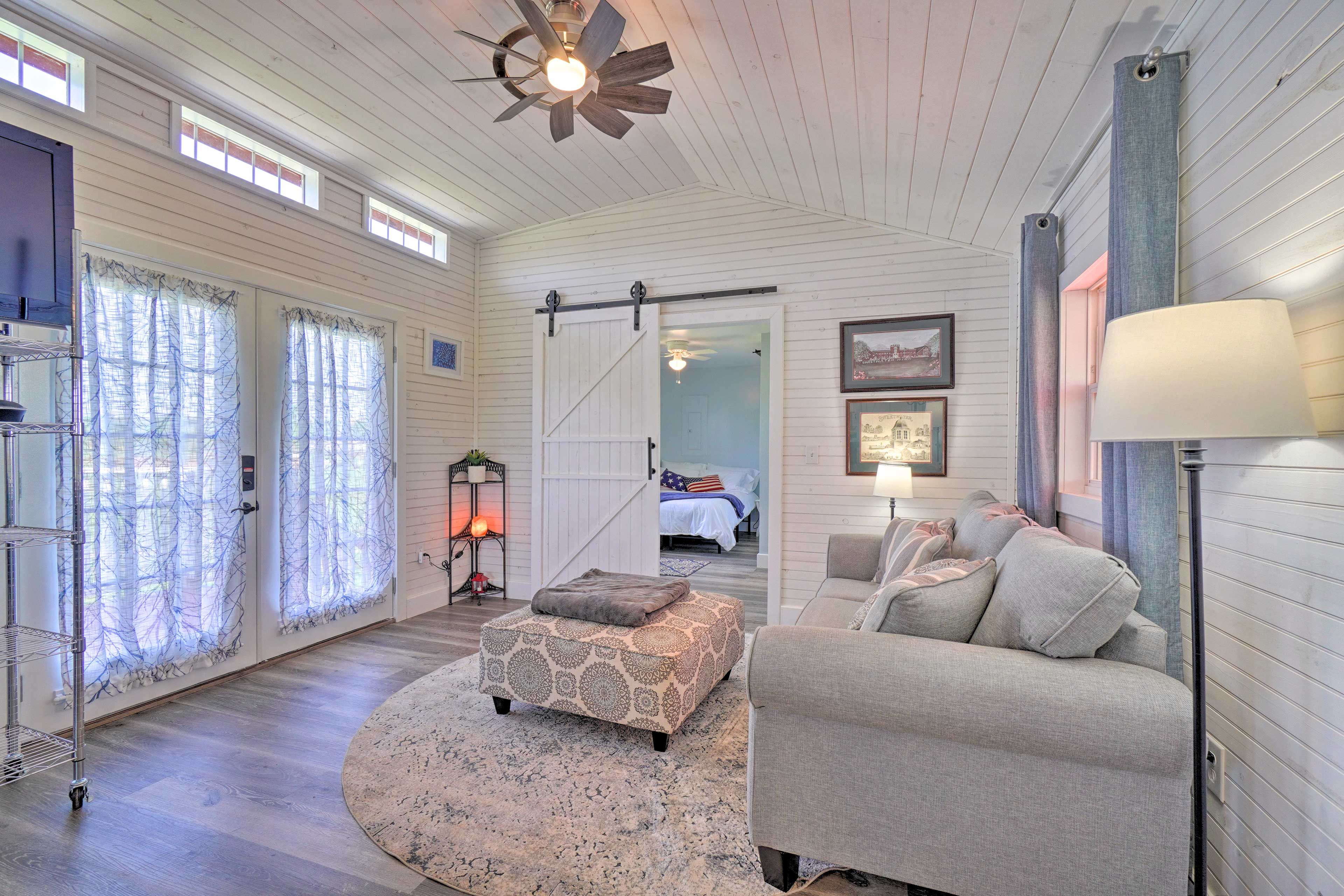 Living Room | Cable TV | Queen Sleeper Sofa | Central A/C & Heating