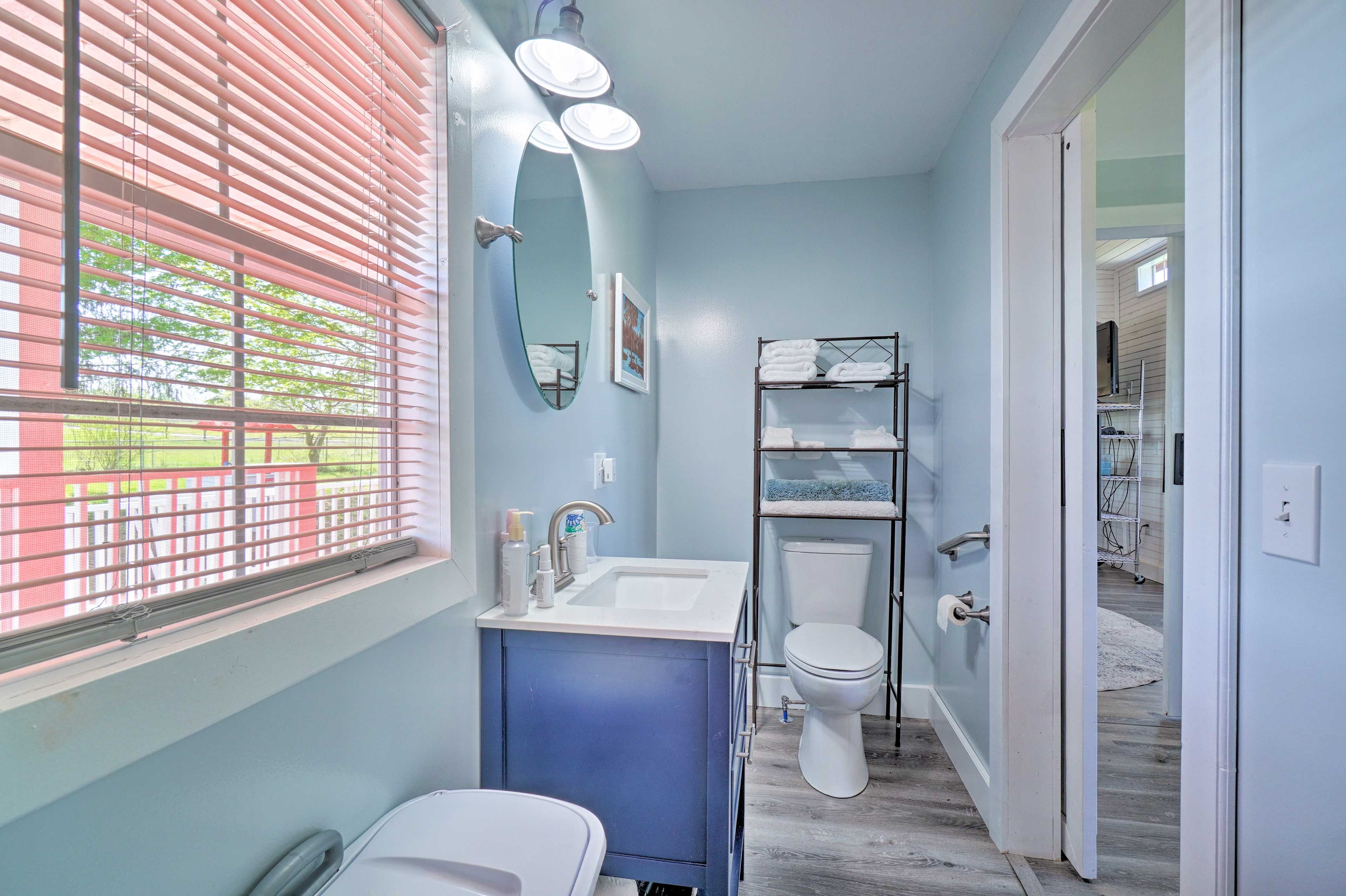 Full Bathroom | Complimentary Toiletries | Towels Provided