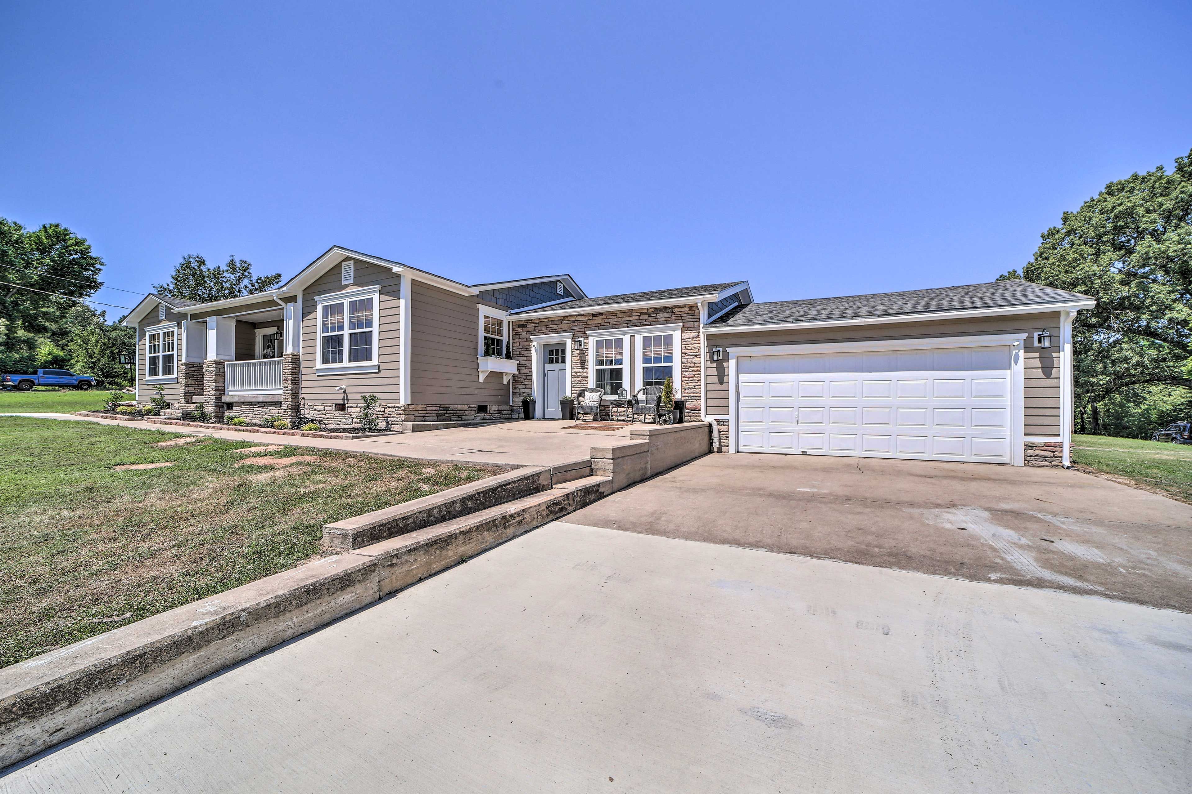 Parking | Driveway (5 Vehicles) | RV/Trailer Parking