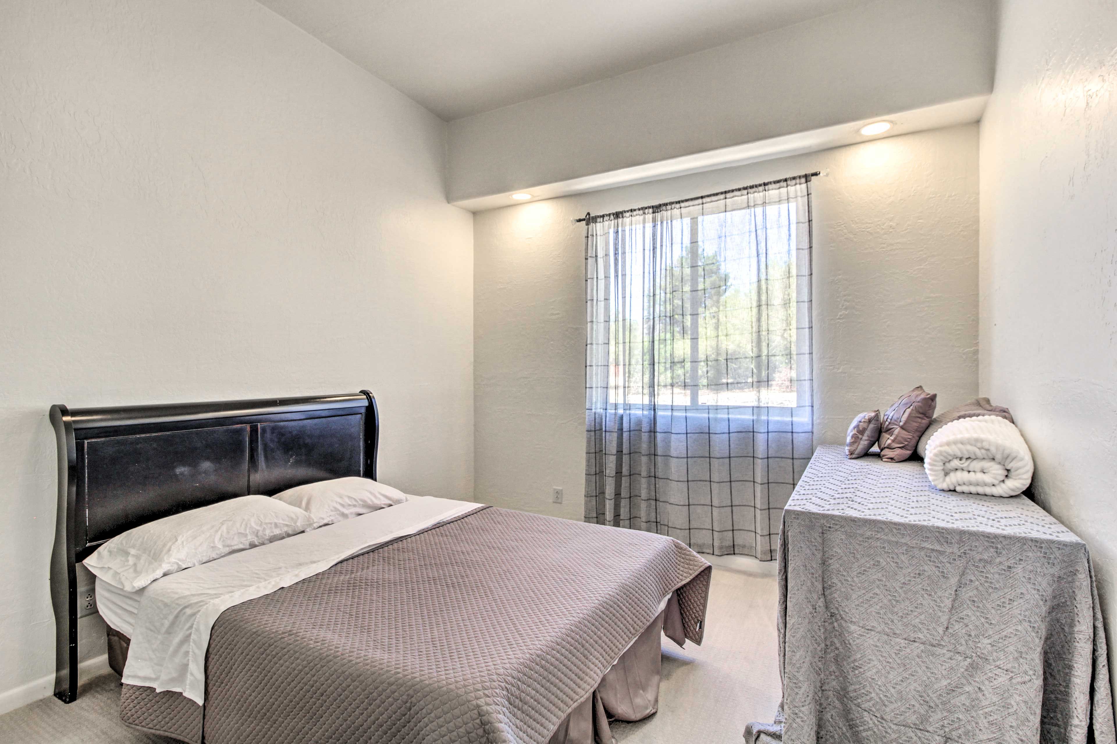 Bedroom 2 | Queen Bed