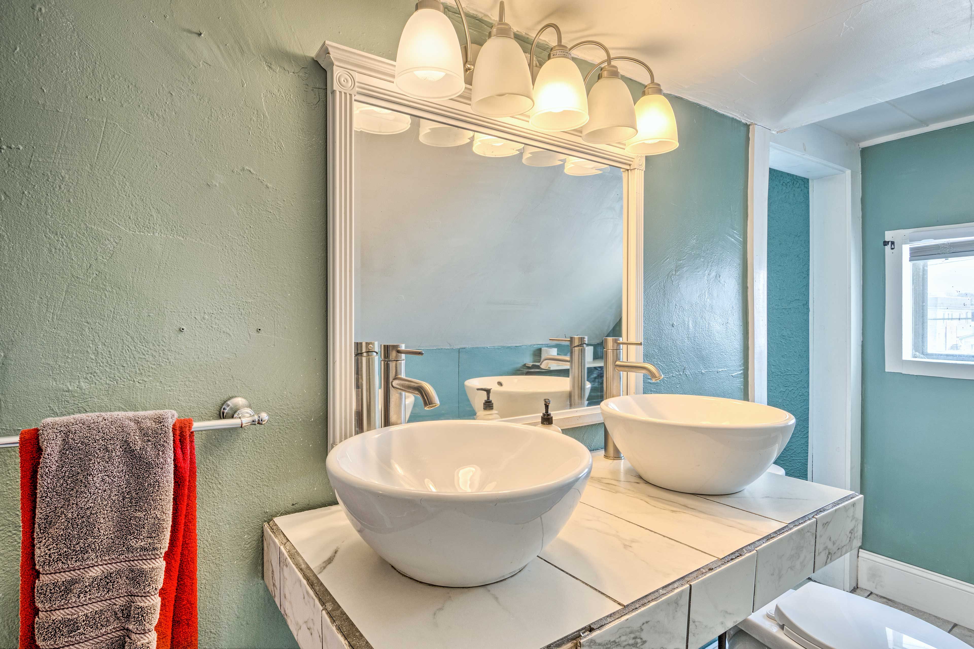 Full Bathroom | Towels Provided | Complimentary Toiletries
