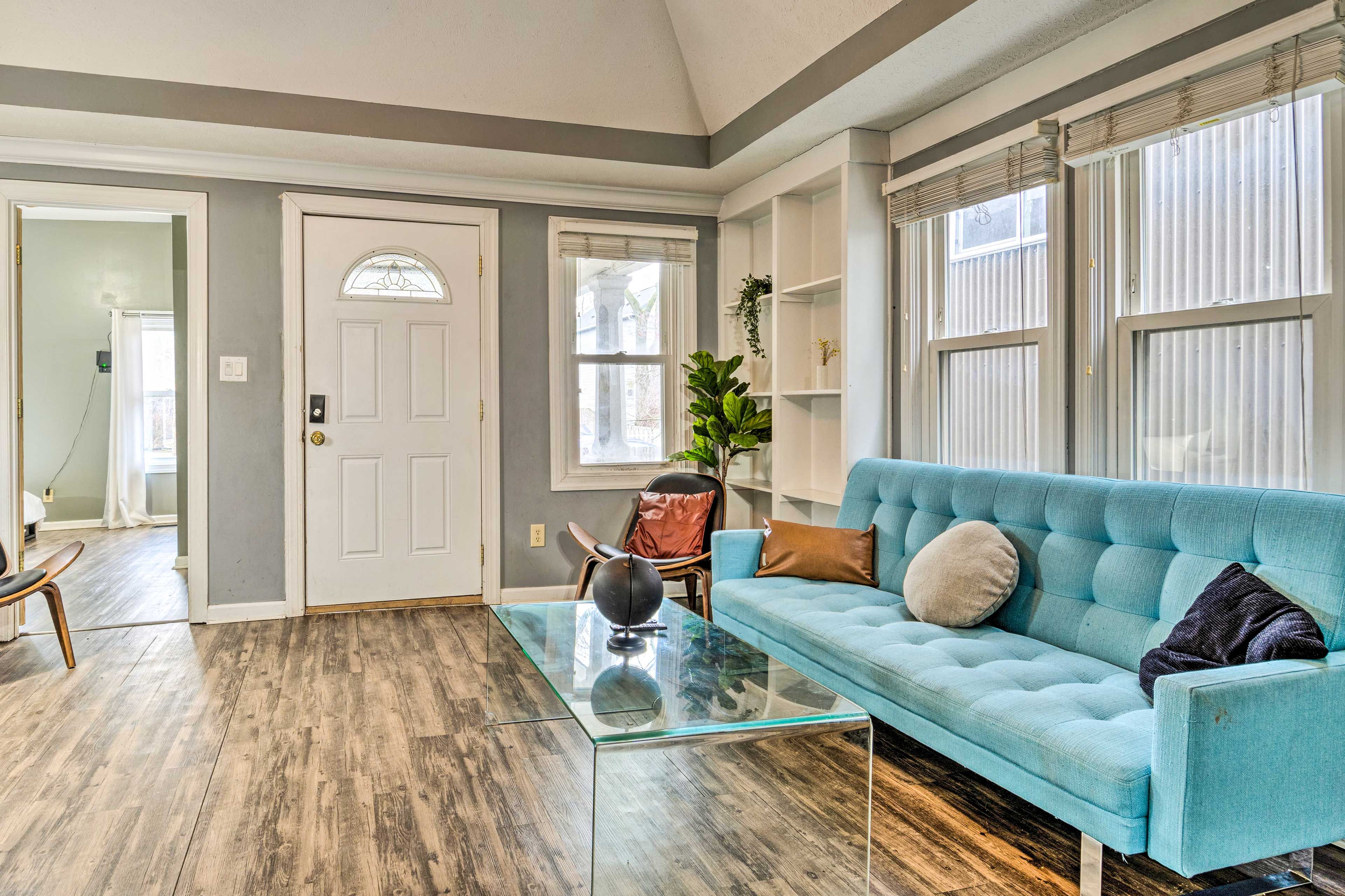 Living Room | Free WiFi | Smart TV | Full Sleeper Sofa