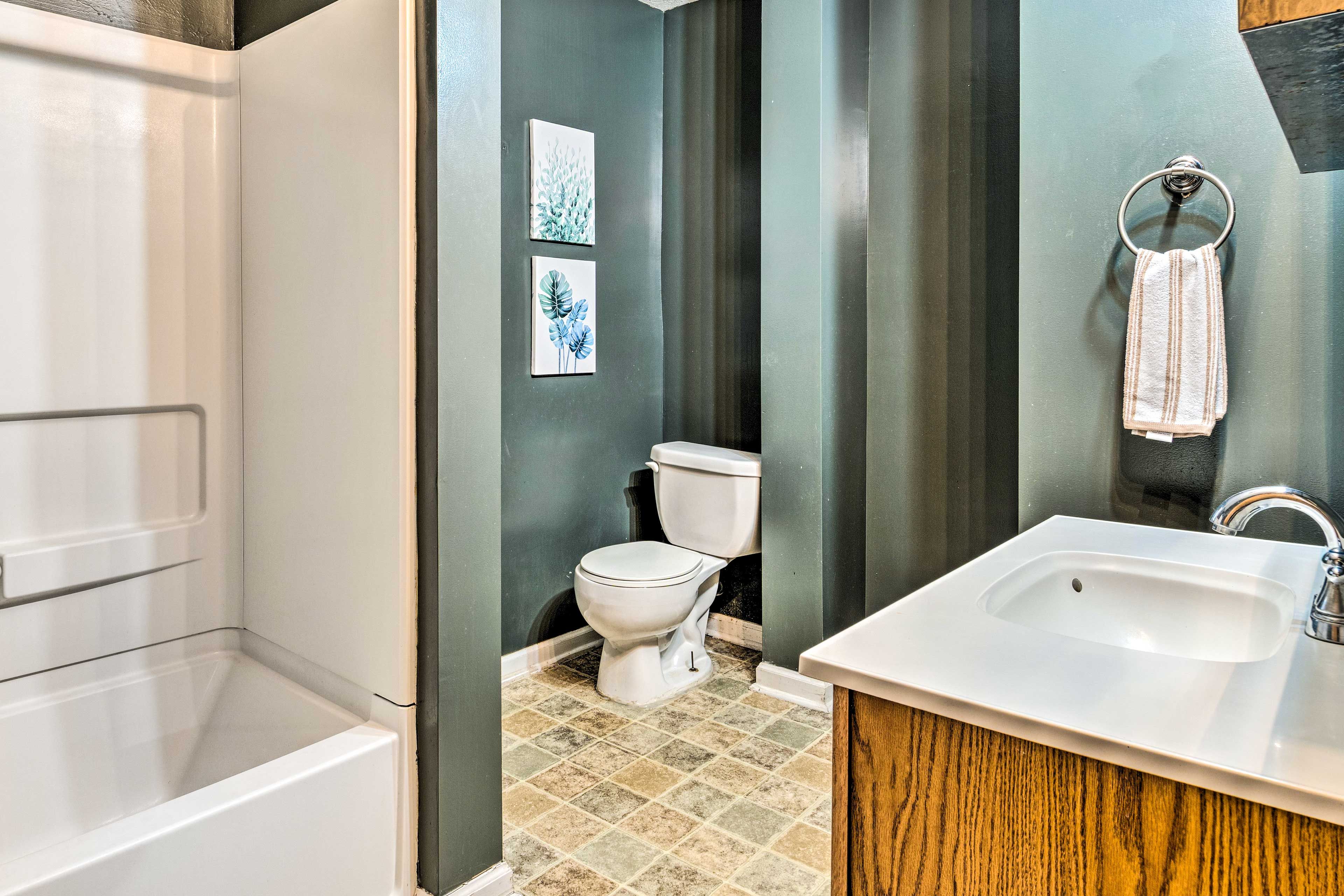 Full Bathroom | Towels Provided | Complimentary Toiletries