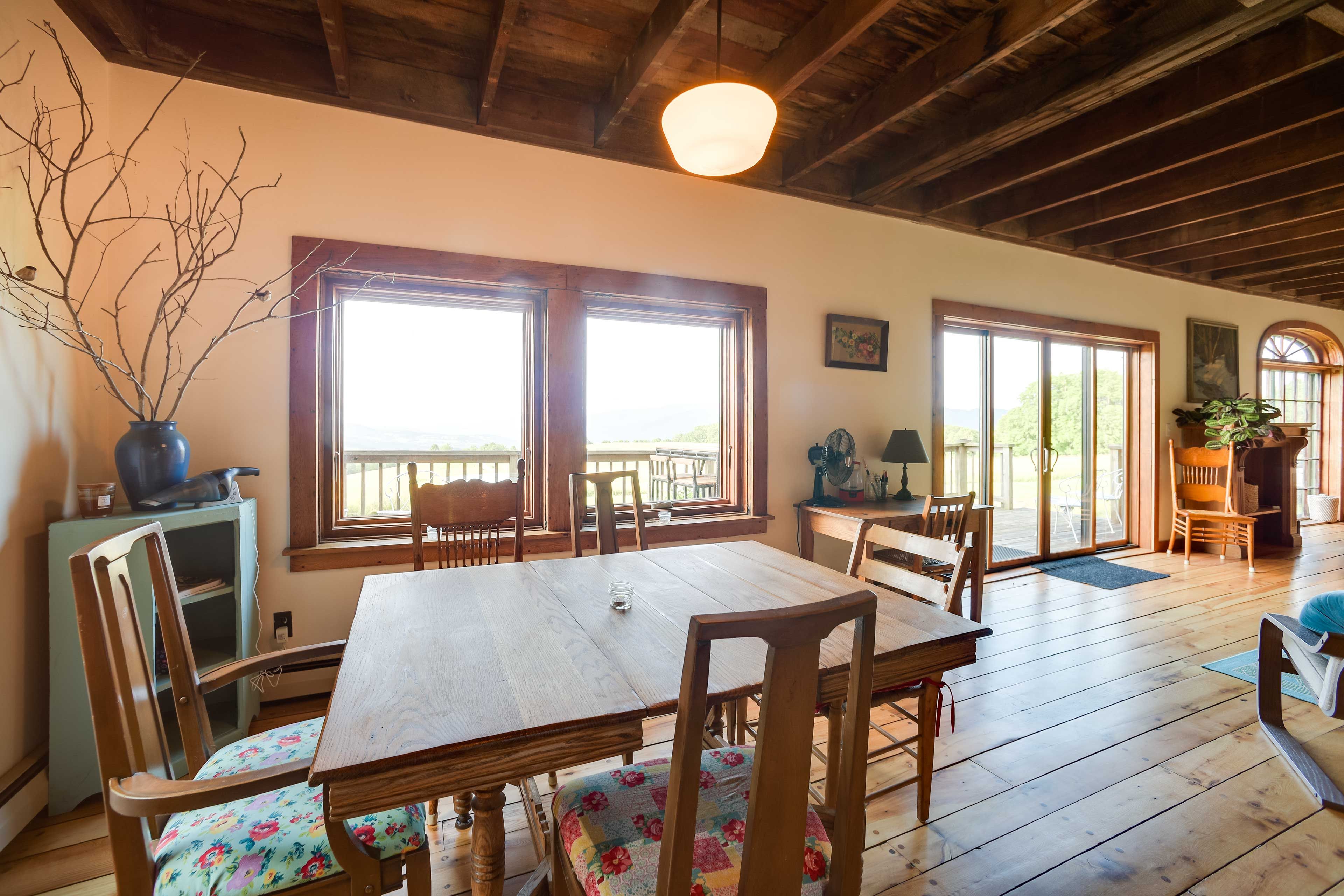 Dining Area | Dishware & Flatware Provided