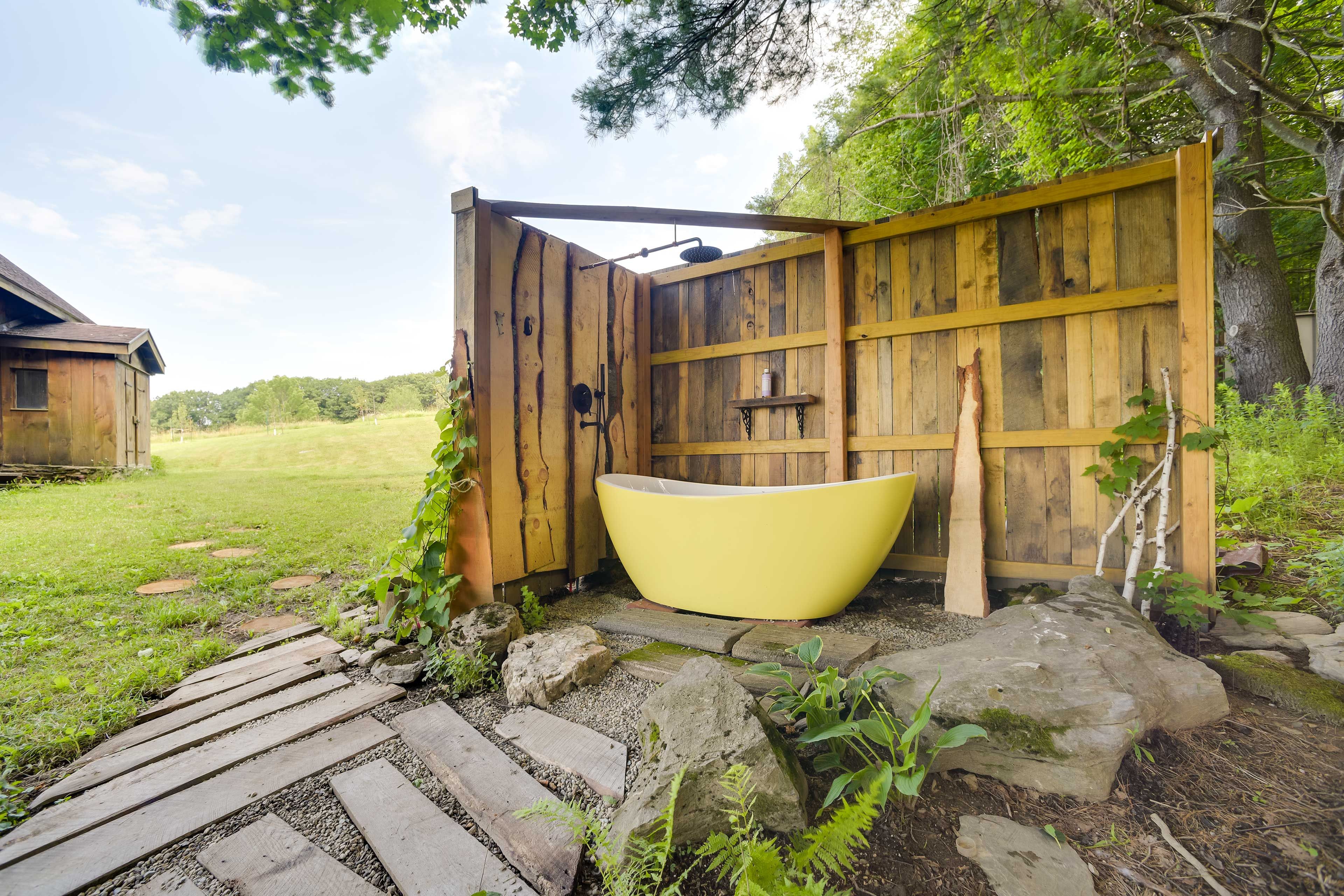 Outdoor Shower/Bathtub (Open May to October)