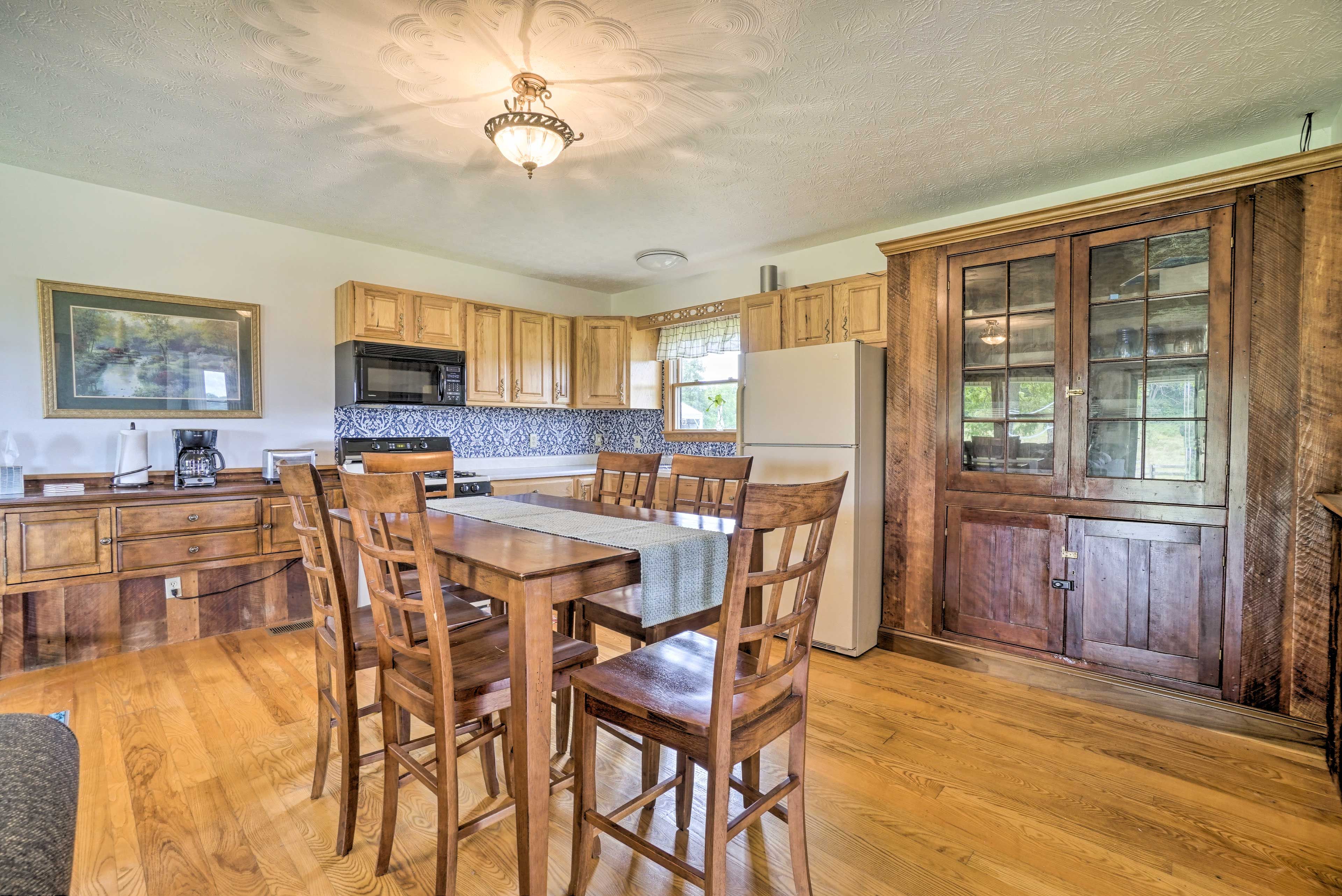 Dining Area | Dishware/Flatware Provided