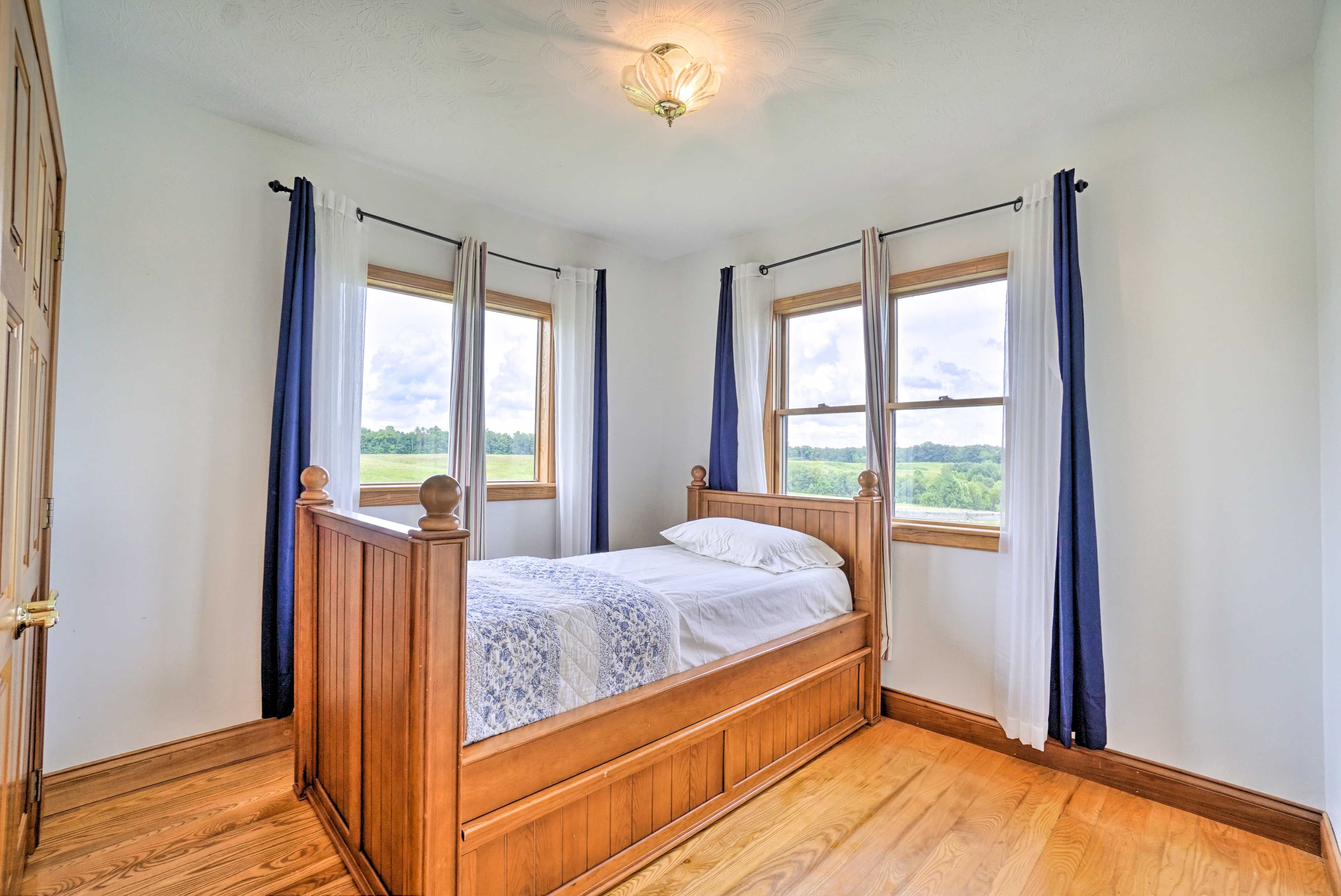 Bedroom 2 | Twin Bed w/ Twin Trundle