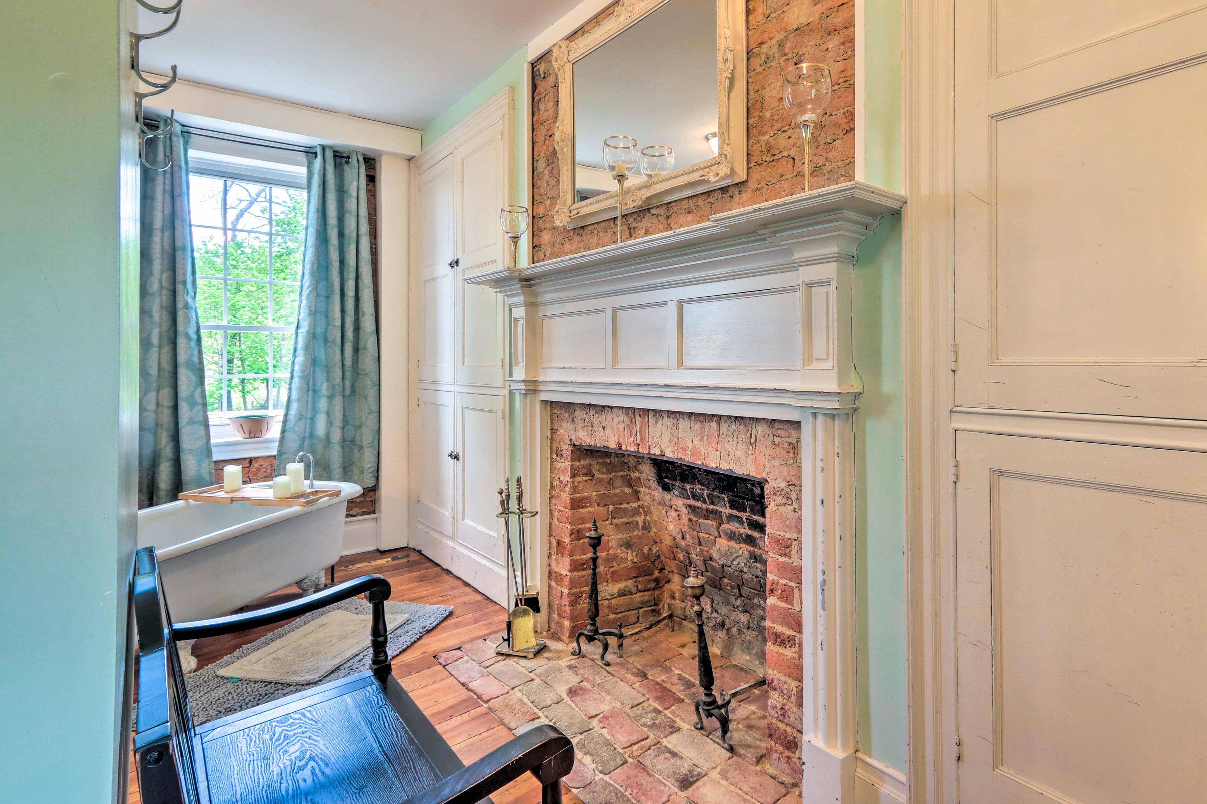 Full Bathroom | Soaking Tub