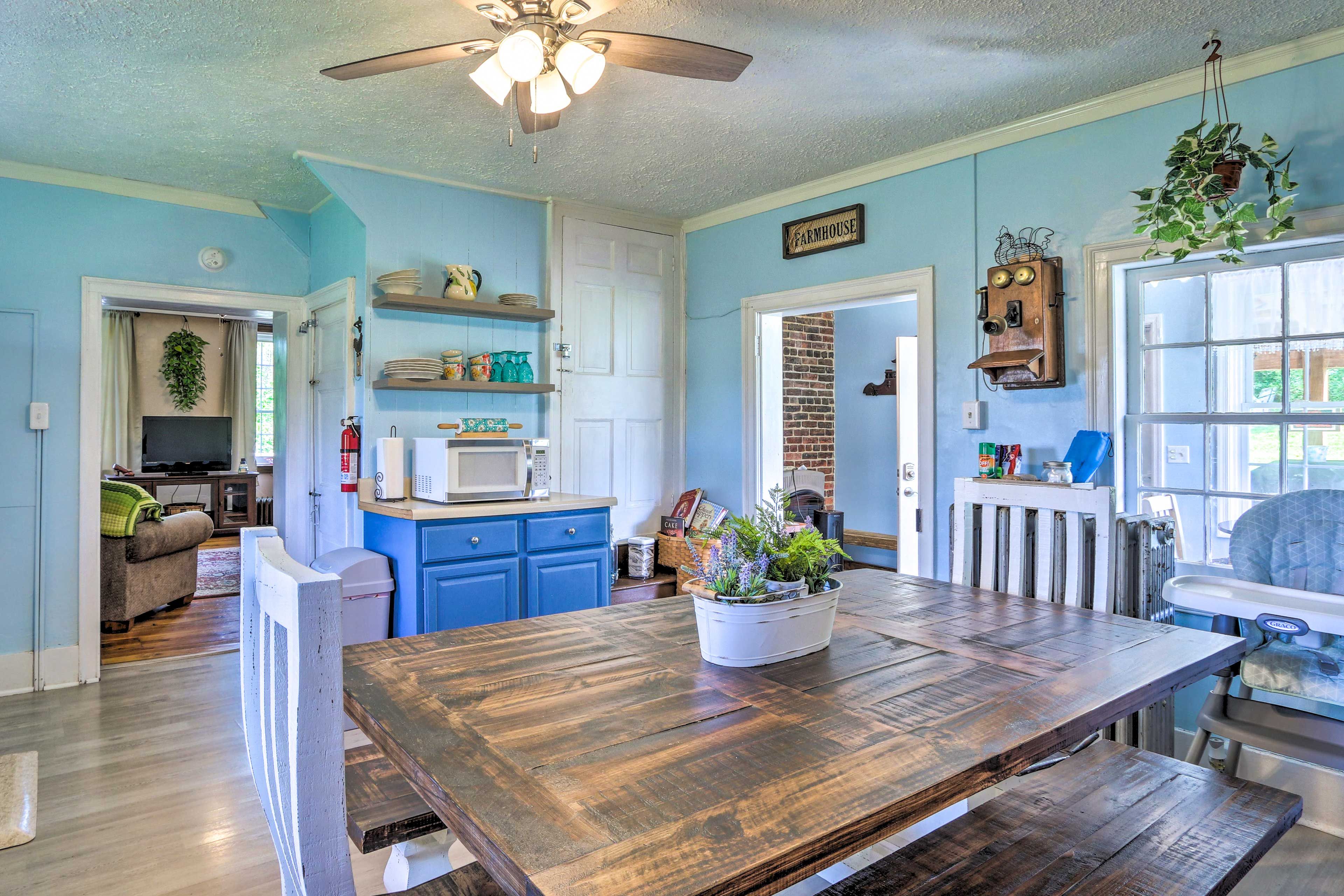 Dining Area | Dishware & Flatware Provided