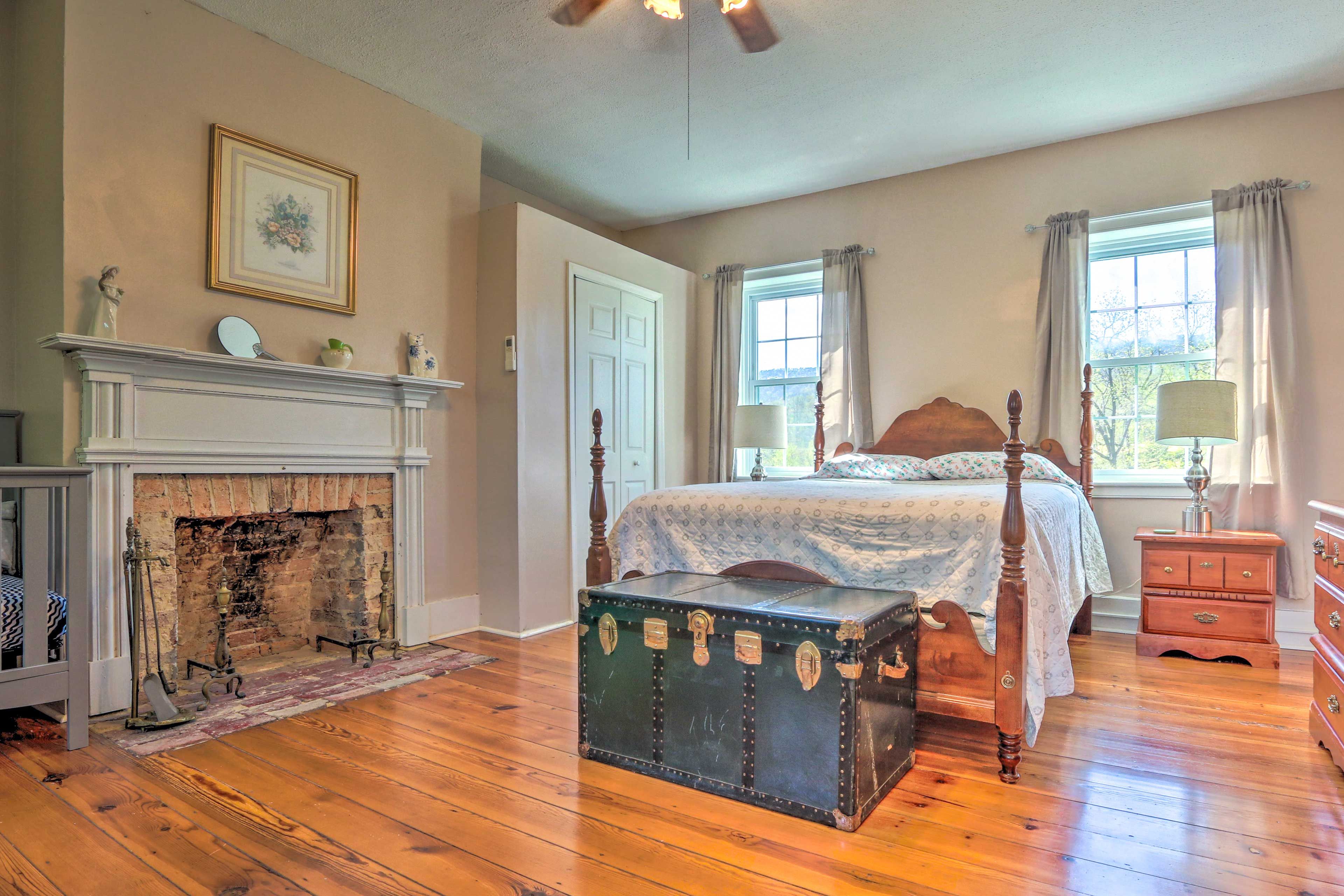 Bedroom 1 | Queen Bed