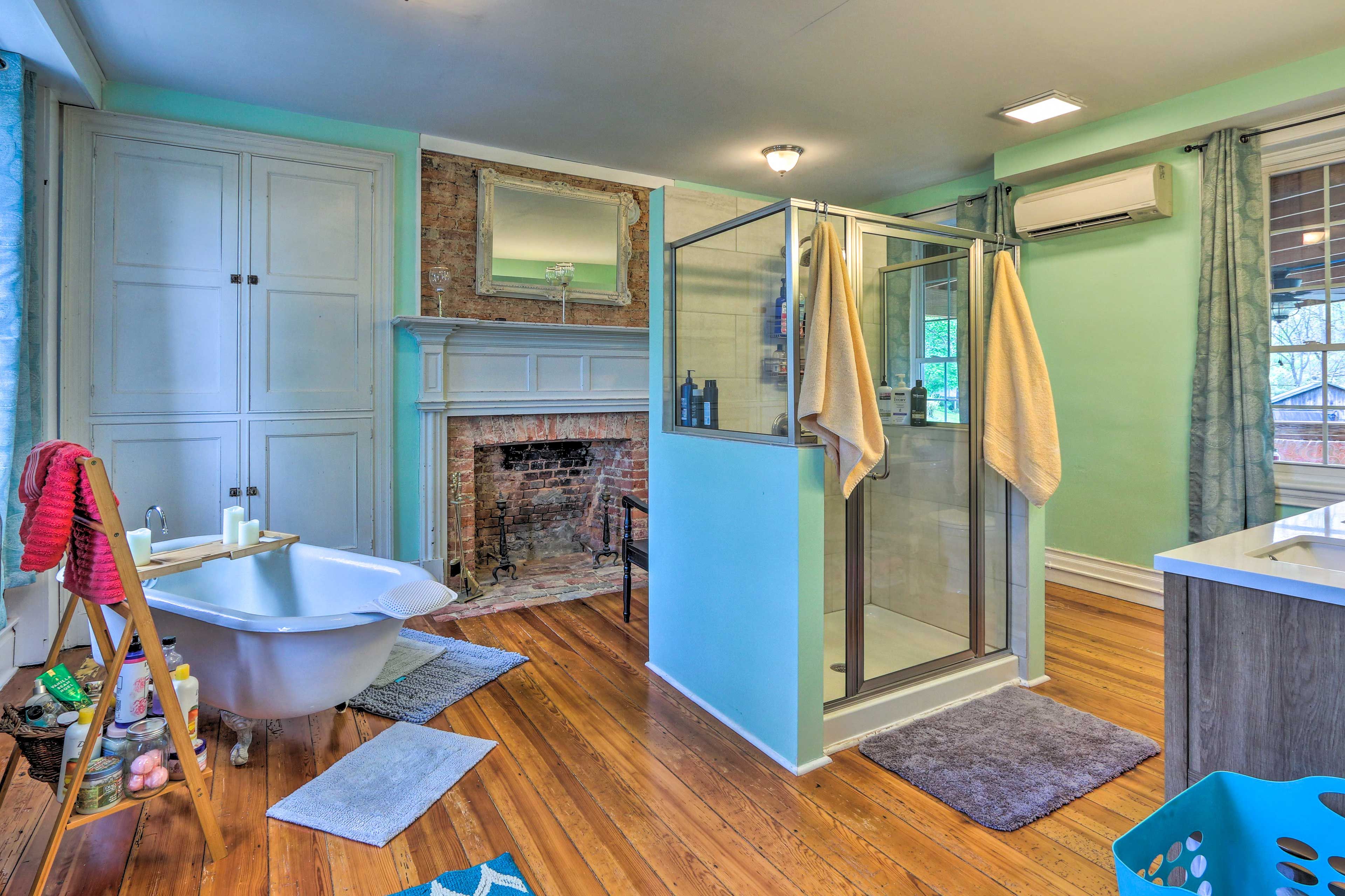 Full Bathroom | Complimentary Toiletries