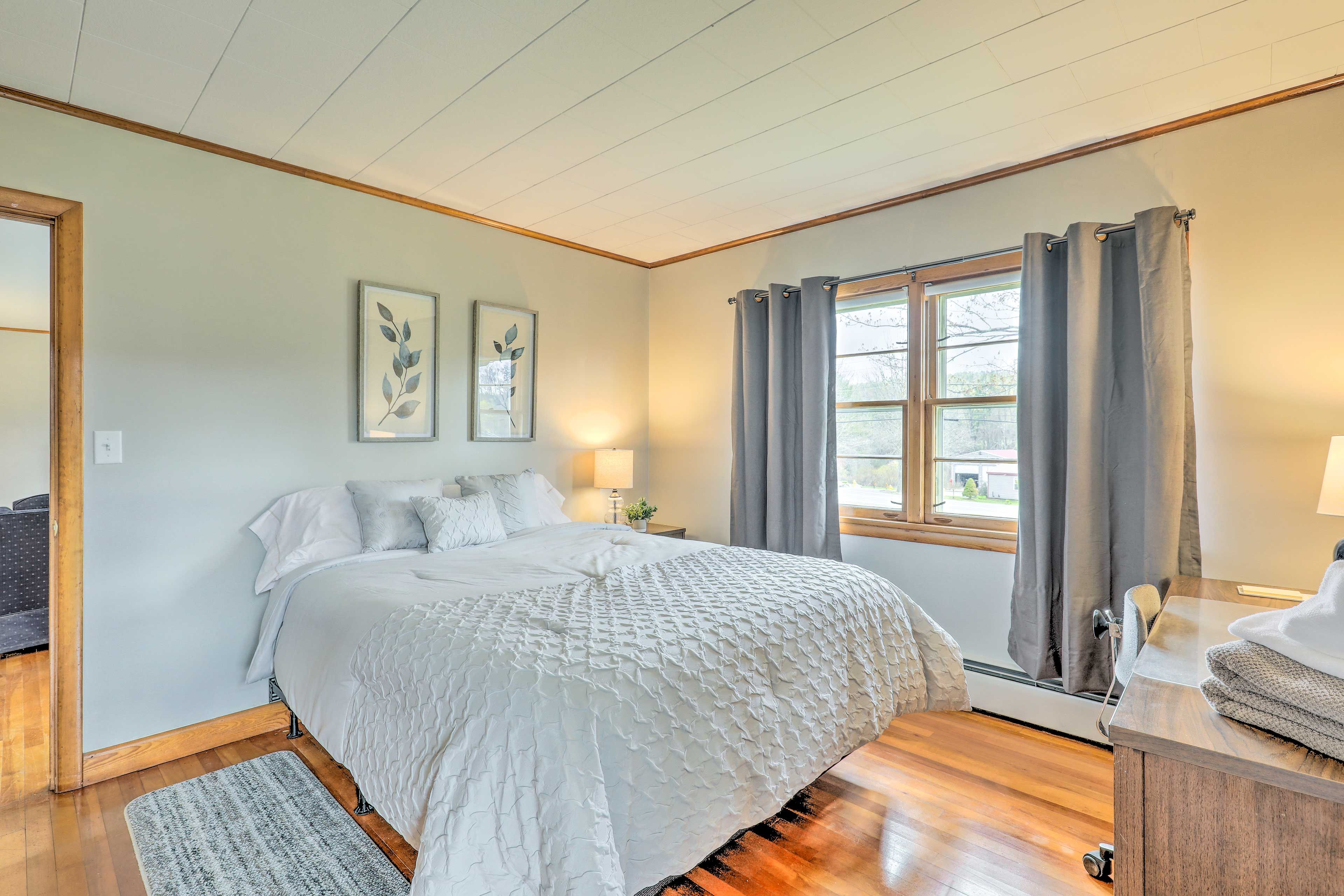 Bedroom 2 | Queen Bed | Main Level
