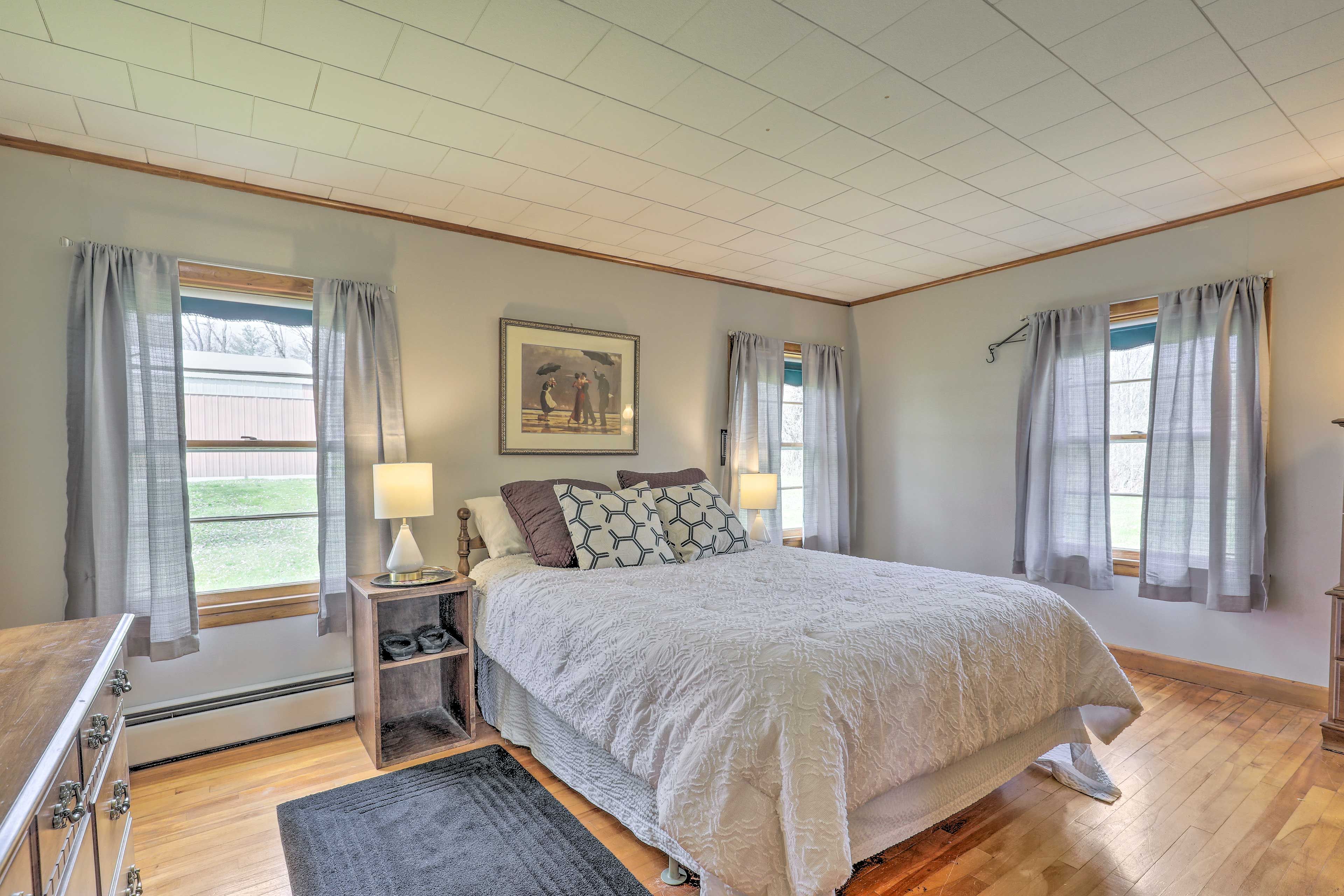 Bedroom 1 | Queen Bed | Main Level
