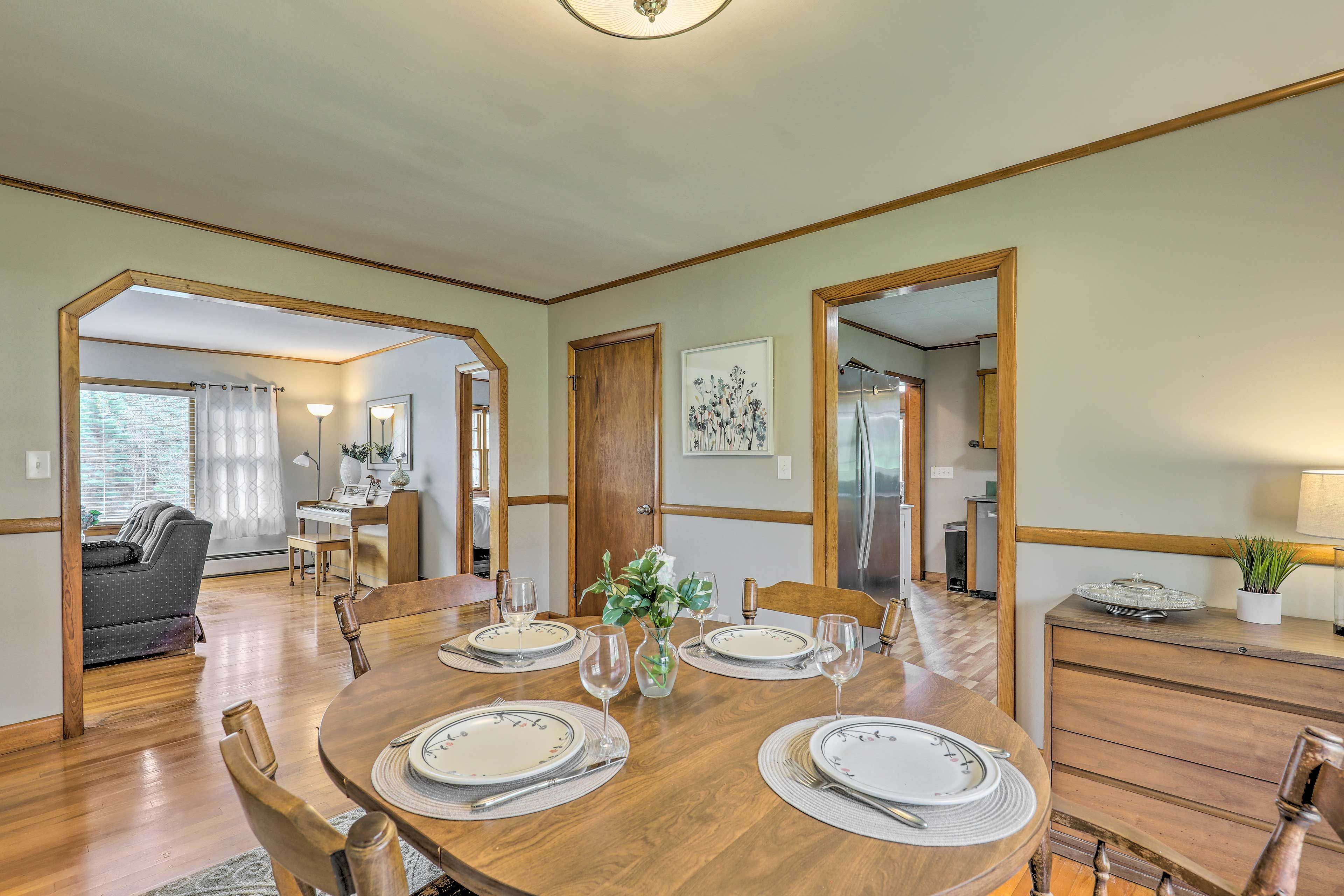 Dining Area | Complimentary Spices