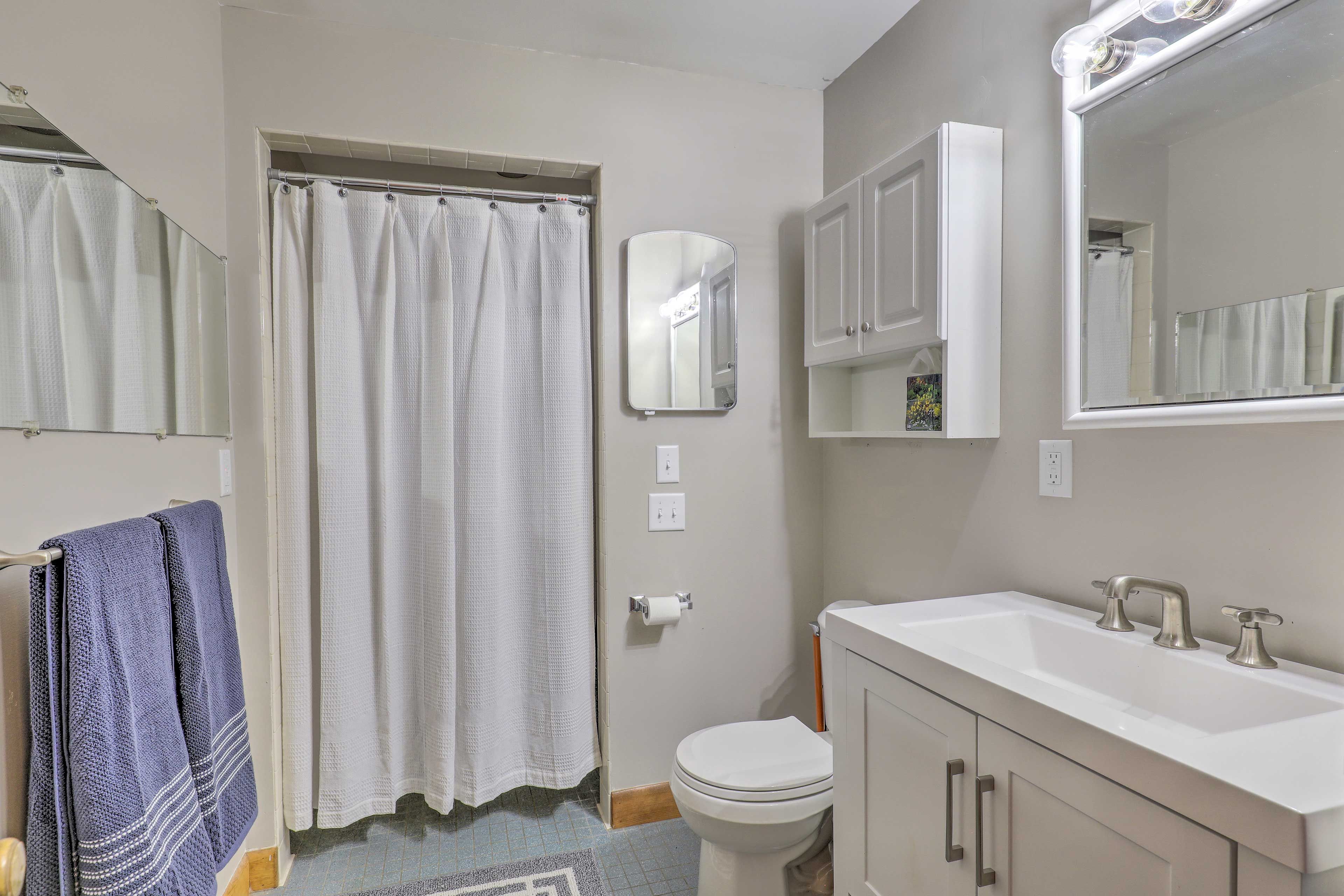 Full Bathroom | Roll-In Shower | Complimentary Toiletries | Hair Dryer