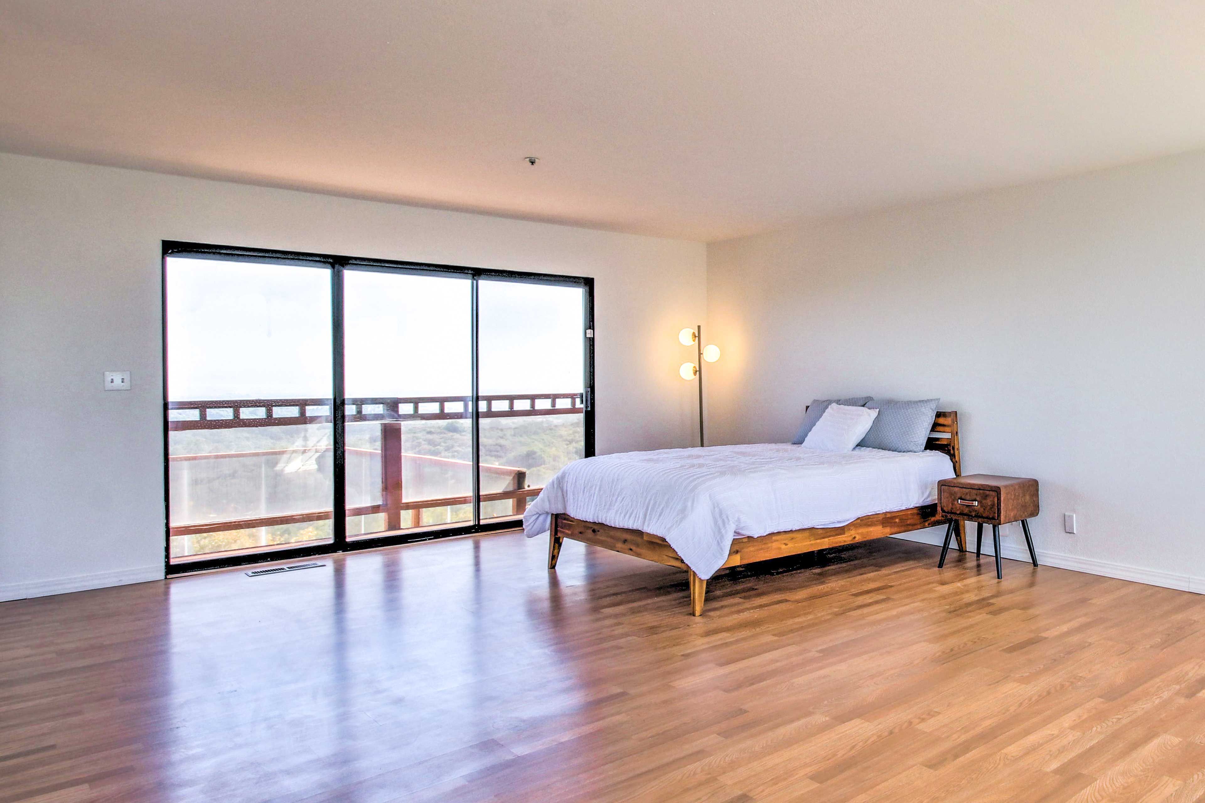 Bedroom 1 | Queen Bed | Deck Access | 1st Floor