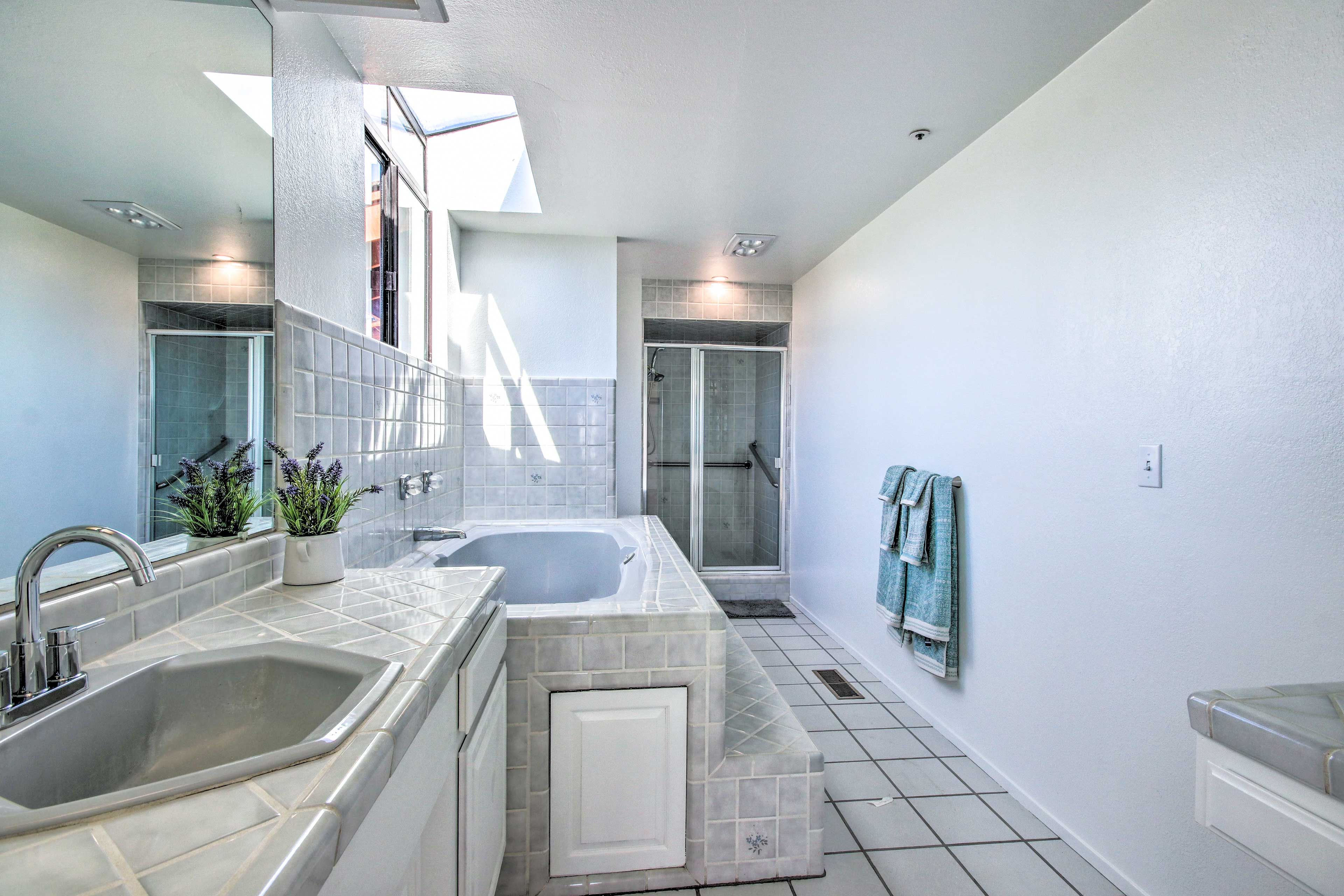 Full Bathroom | Jetted Tub | 1st Floor