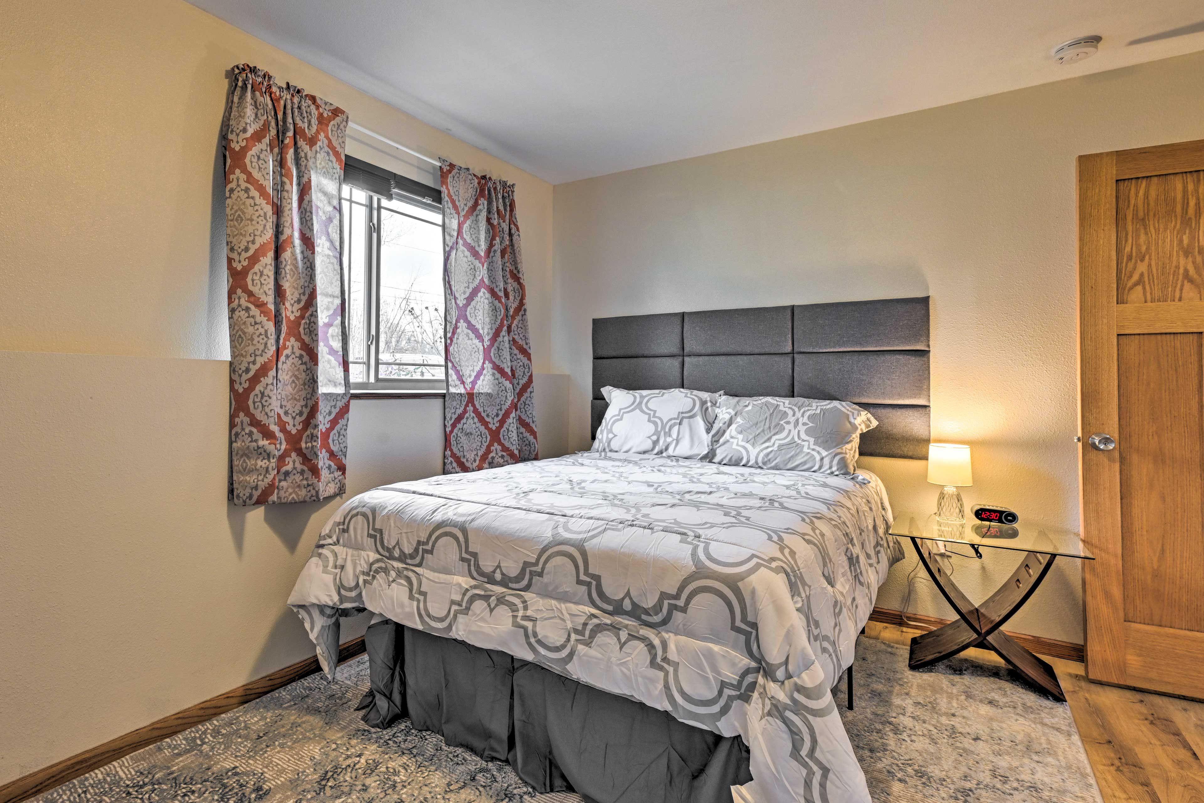 Bedroom 2 | Queen Bed