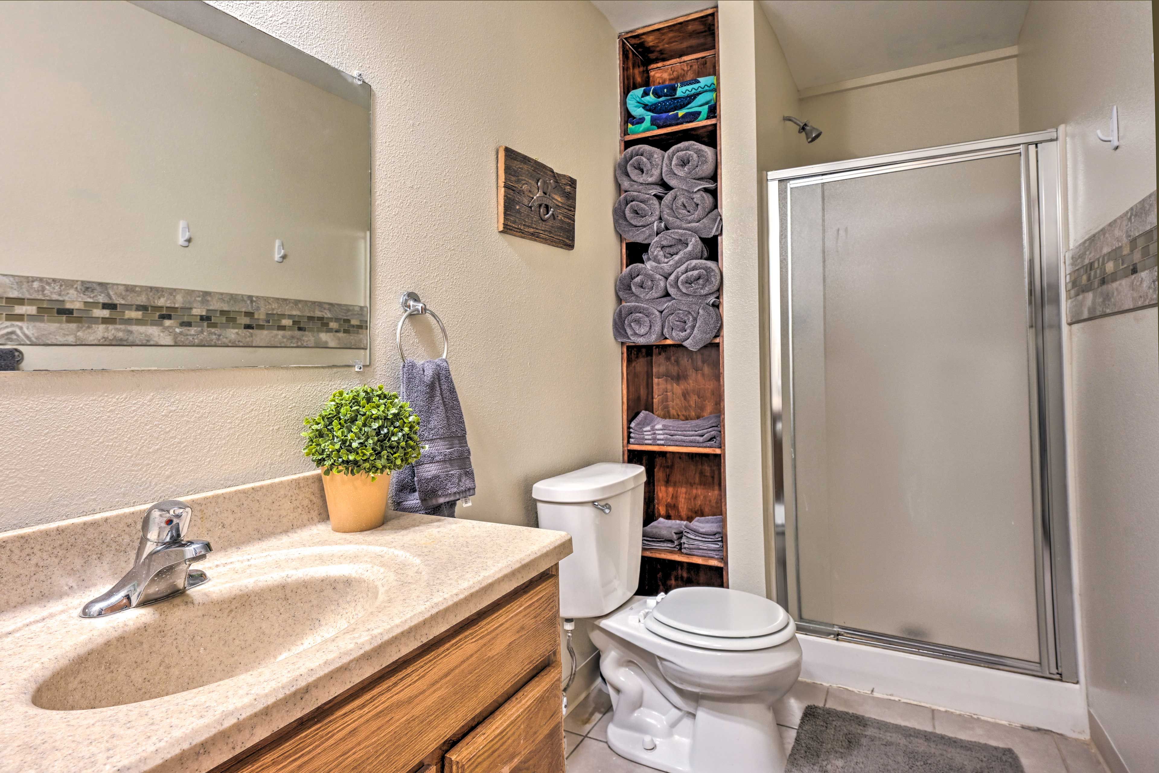 Full Bathroom | Complimentary Toiletries