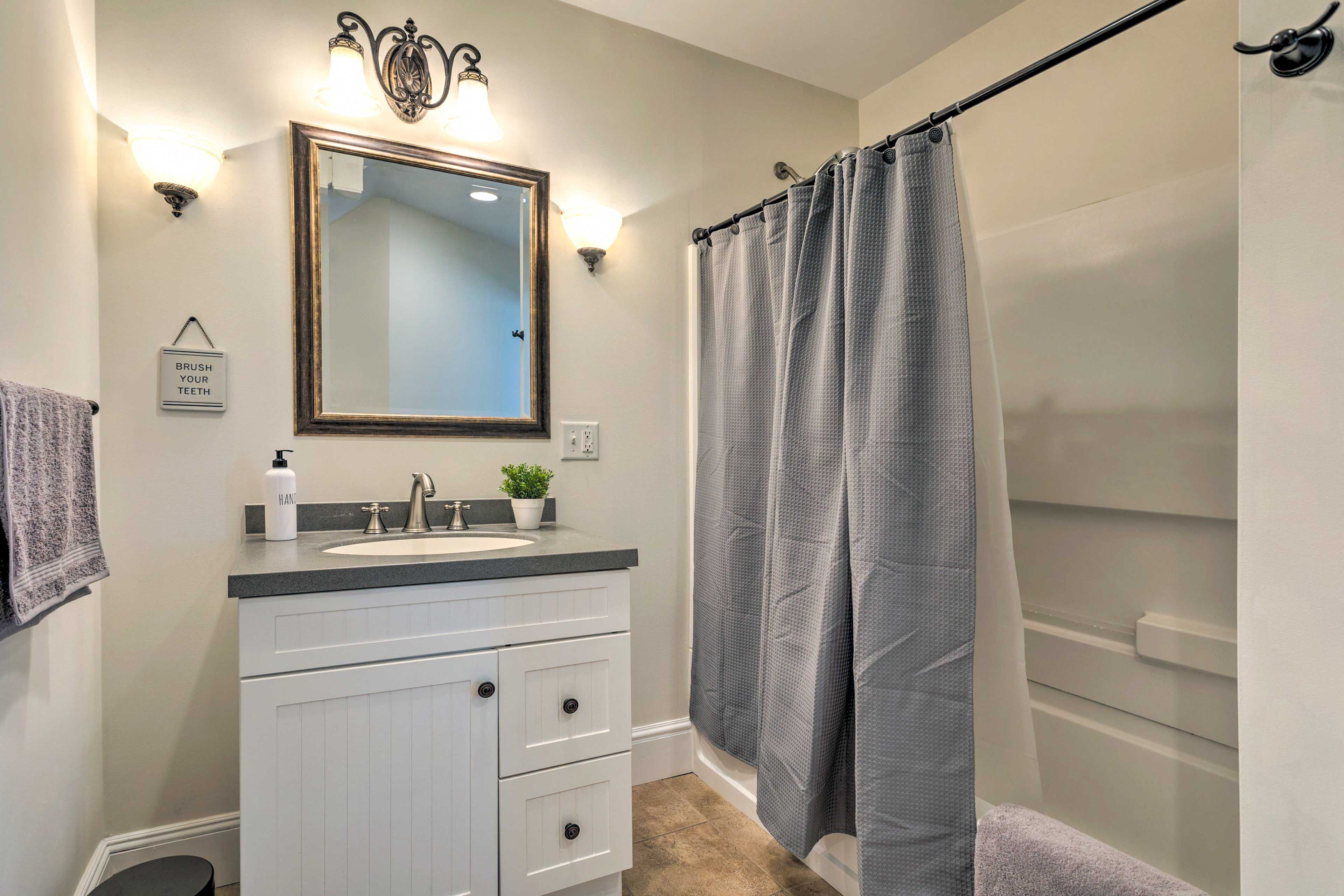 Full Bathroom | Complimentary Toiletries | Towels Provided