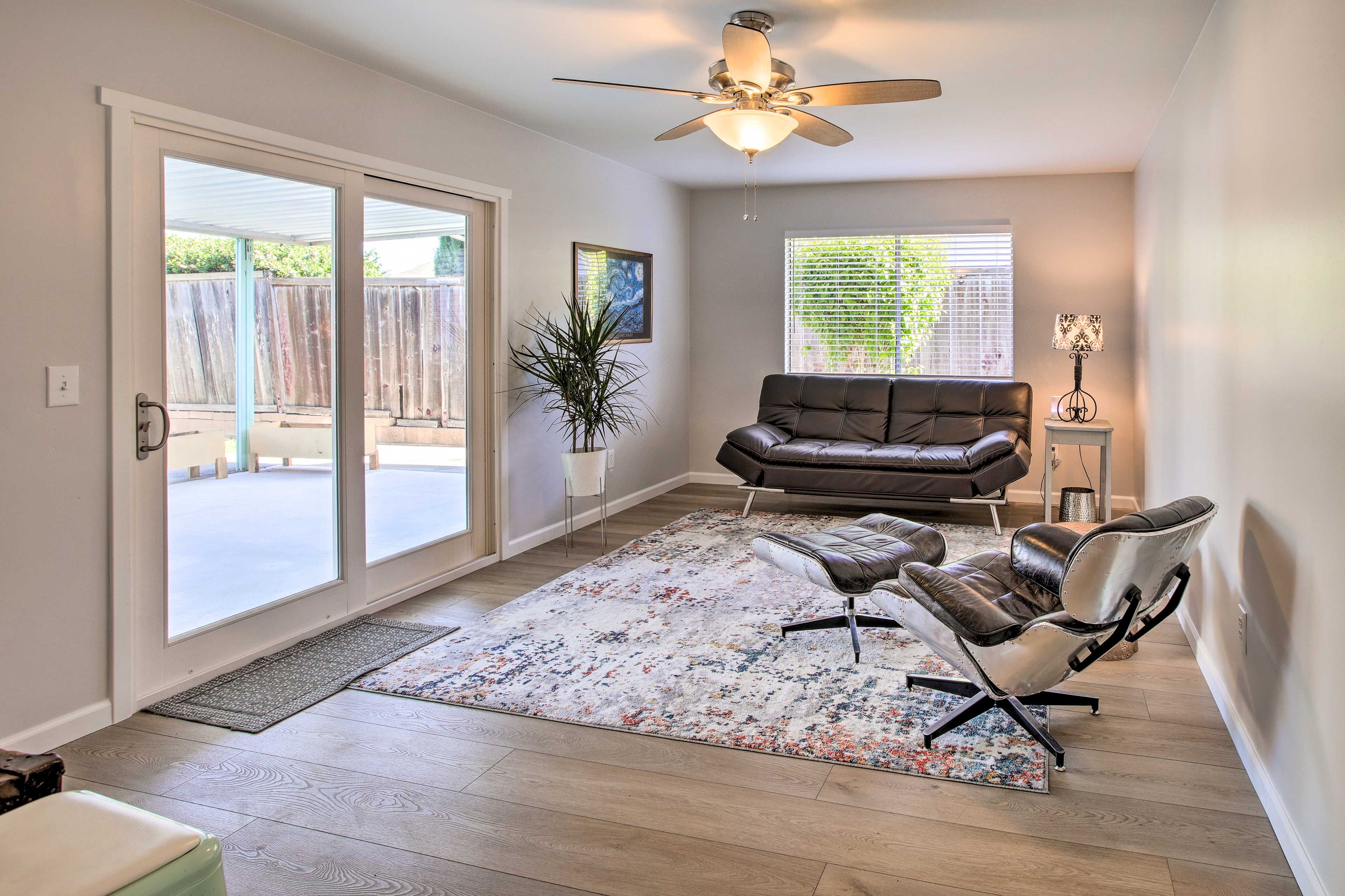 Living Room | Free WiFi | Ring Doorbell | Single-Story Interior