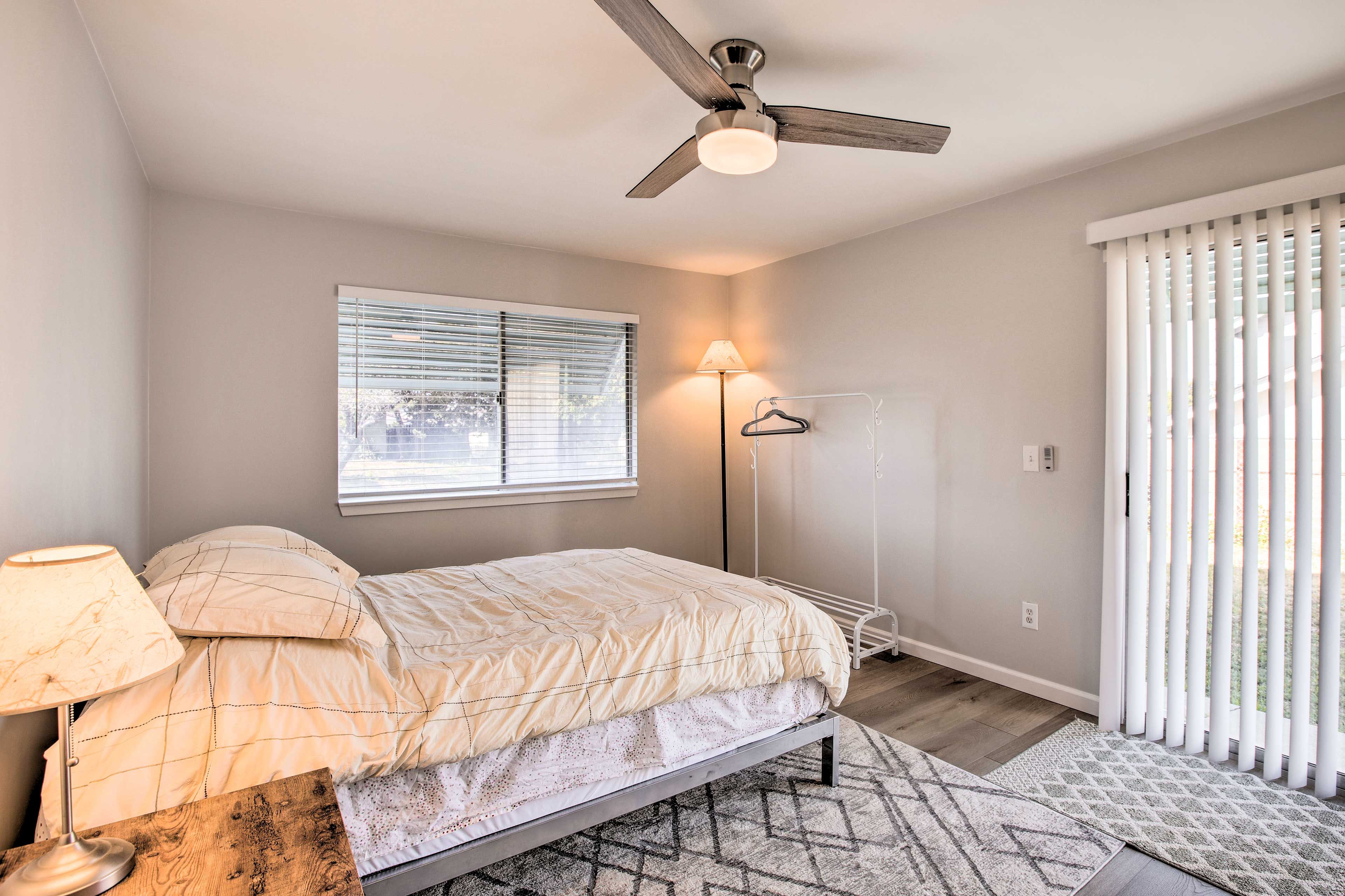 Bedroom 1 | Queen Bed