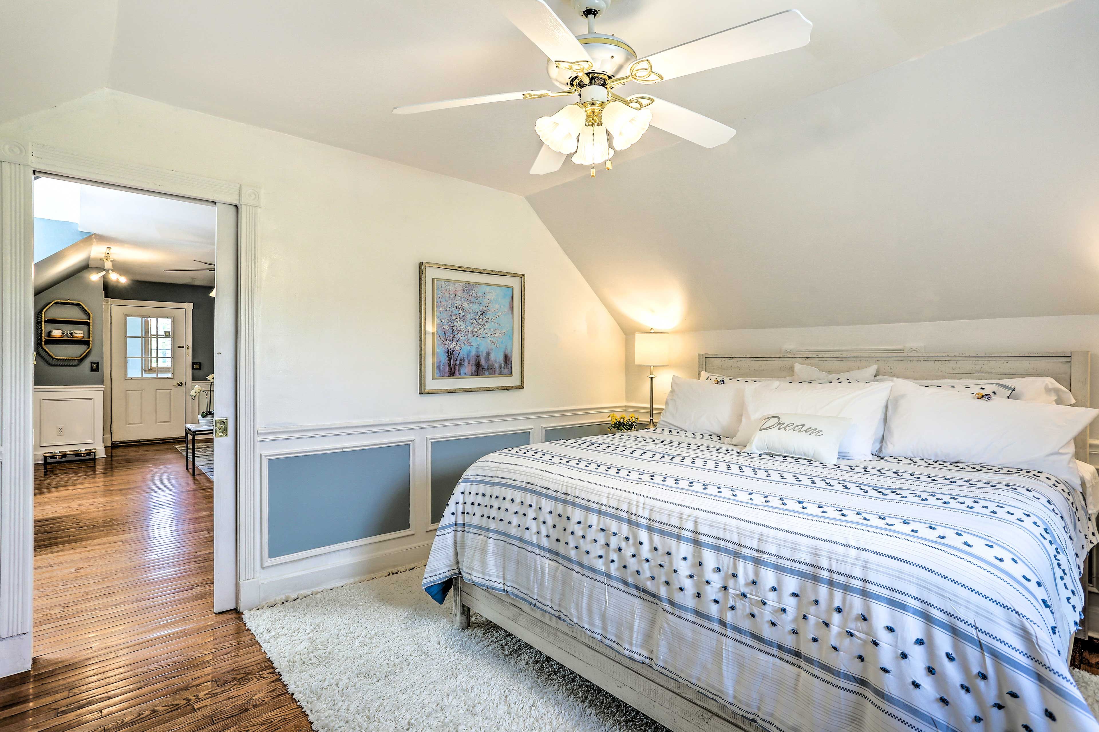 Bedroom | King Bed | Memory Foam Mattress | Linens Provided