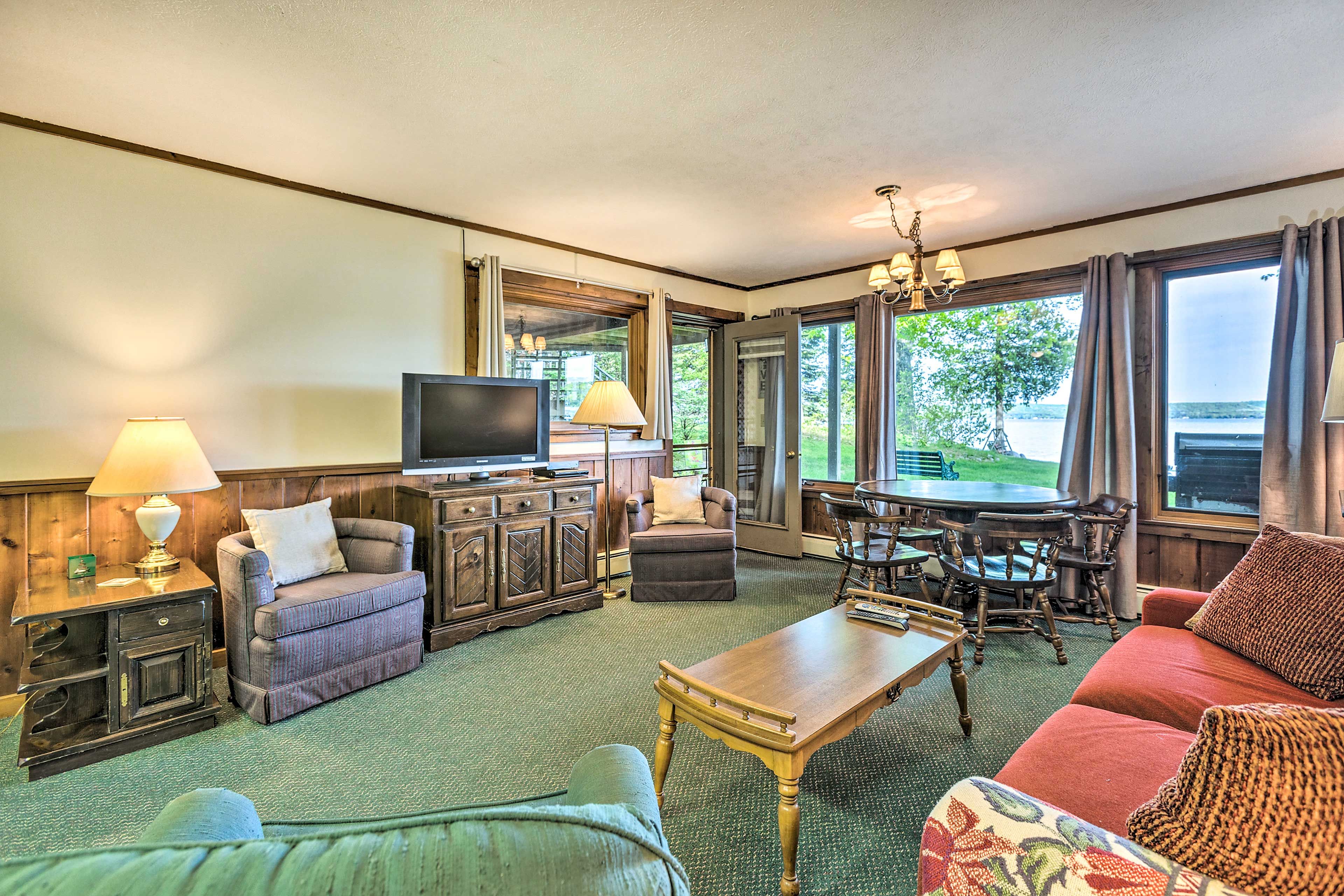 Living Room | Flat-Screen Cable TV | DVD Player | VCR Player