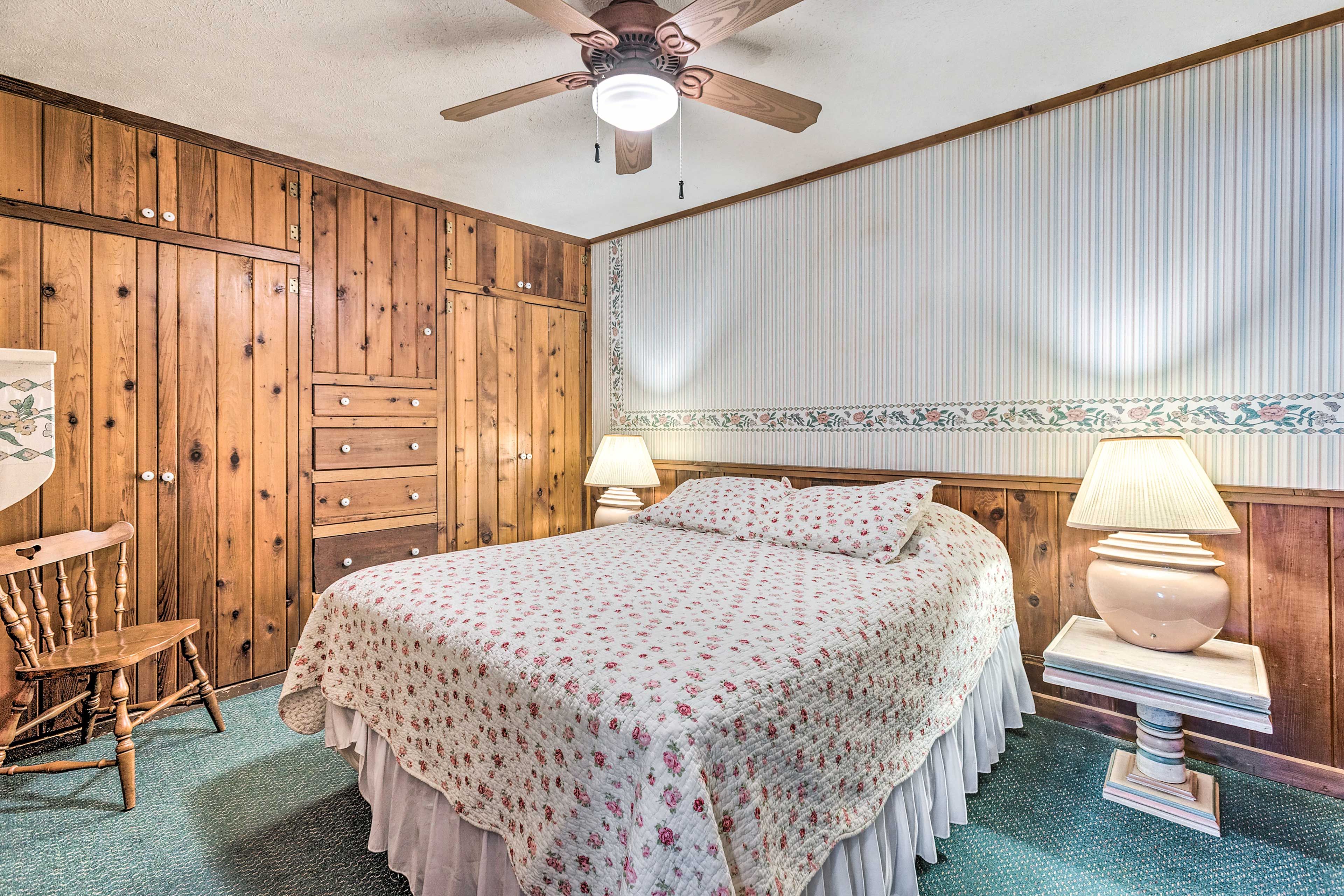 Bedroom | Queen Bed | Linens Not Provided