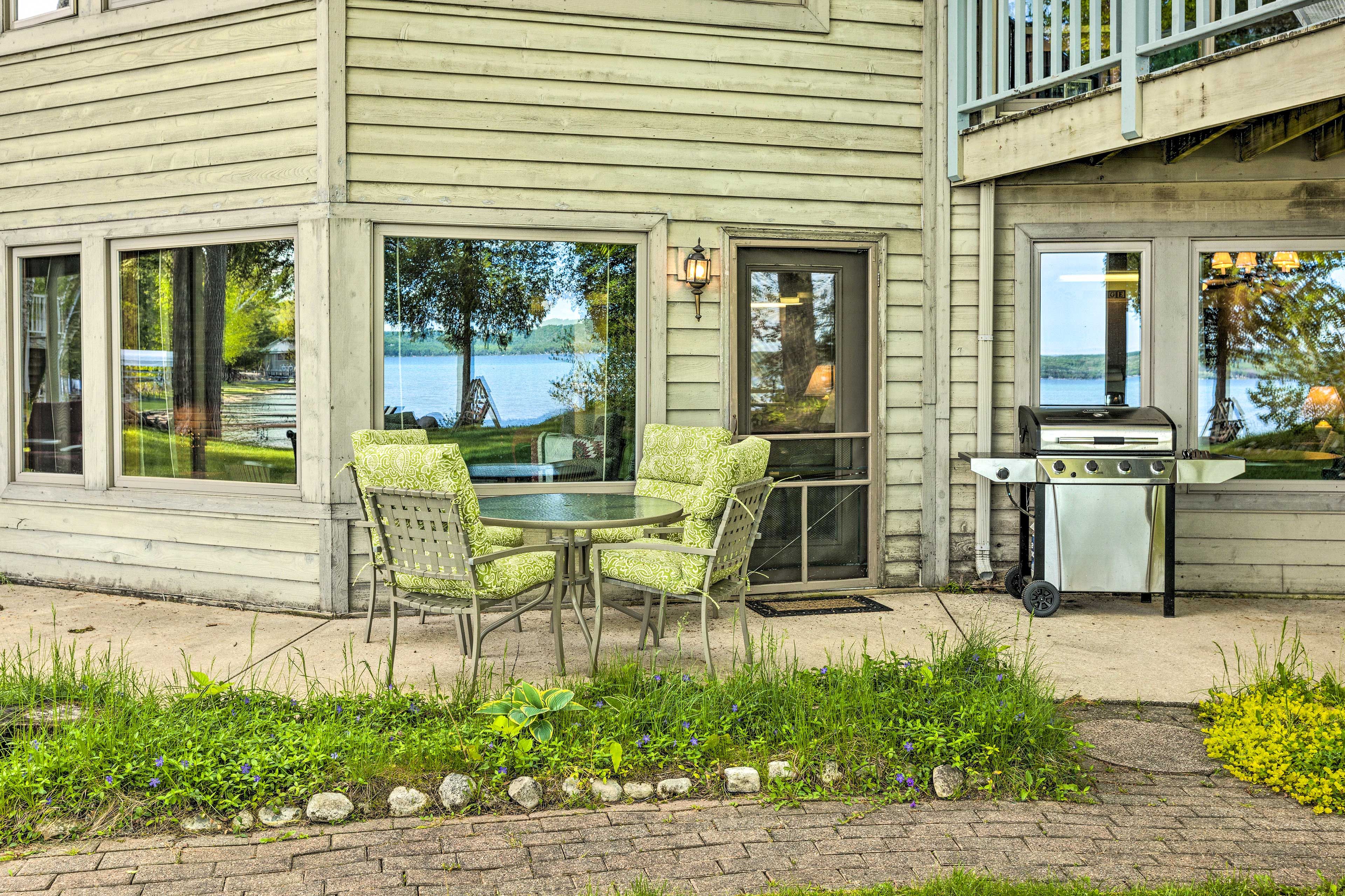 Mini Patio | Gas Grill (Propane Provided)