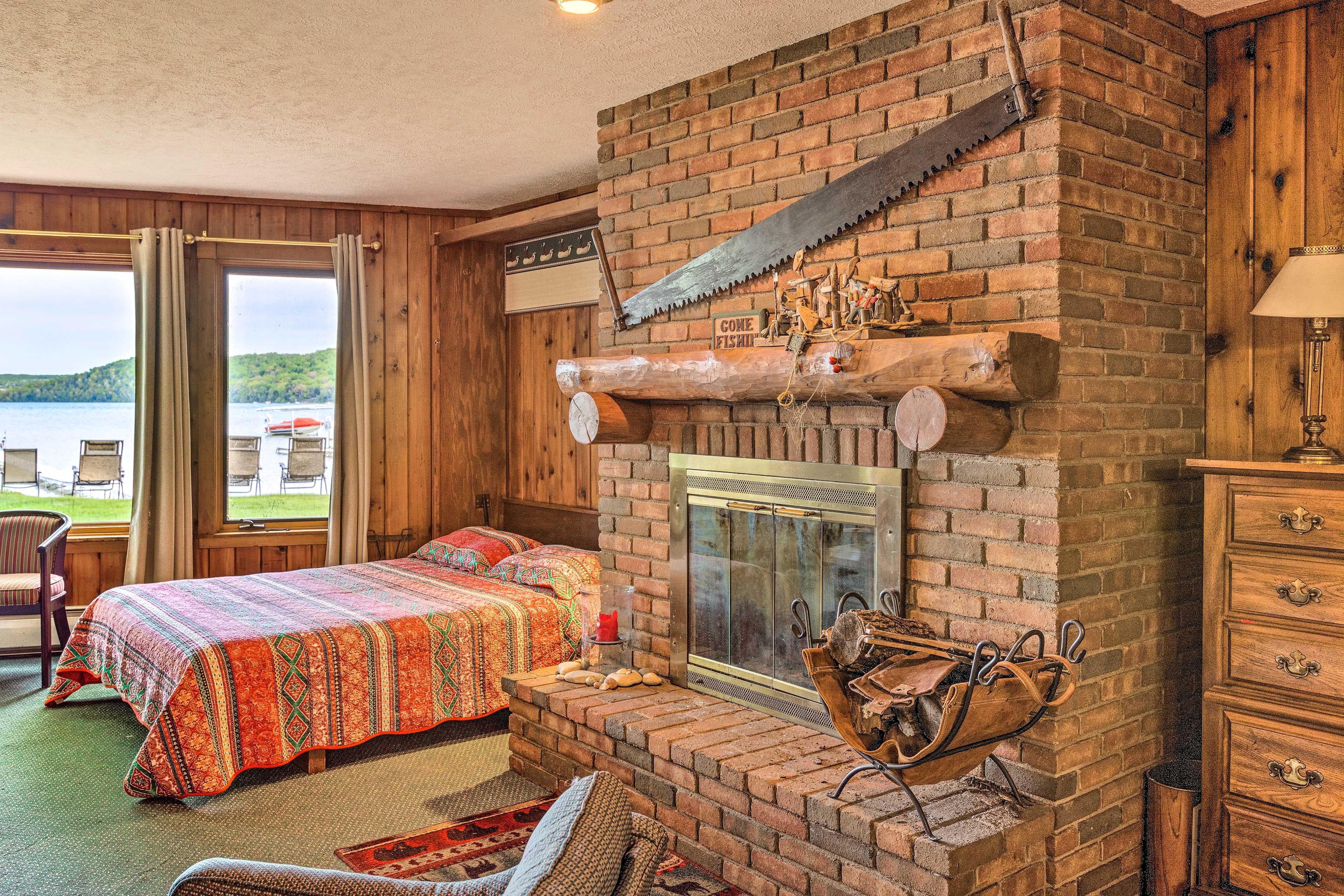 Studio | Fireplace (Wood Provided)