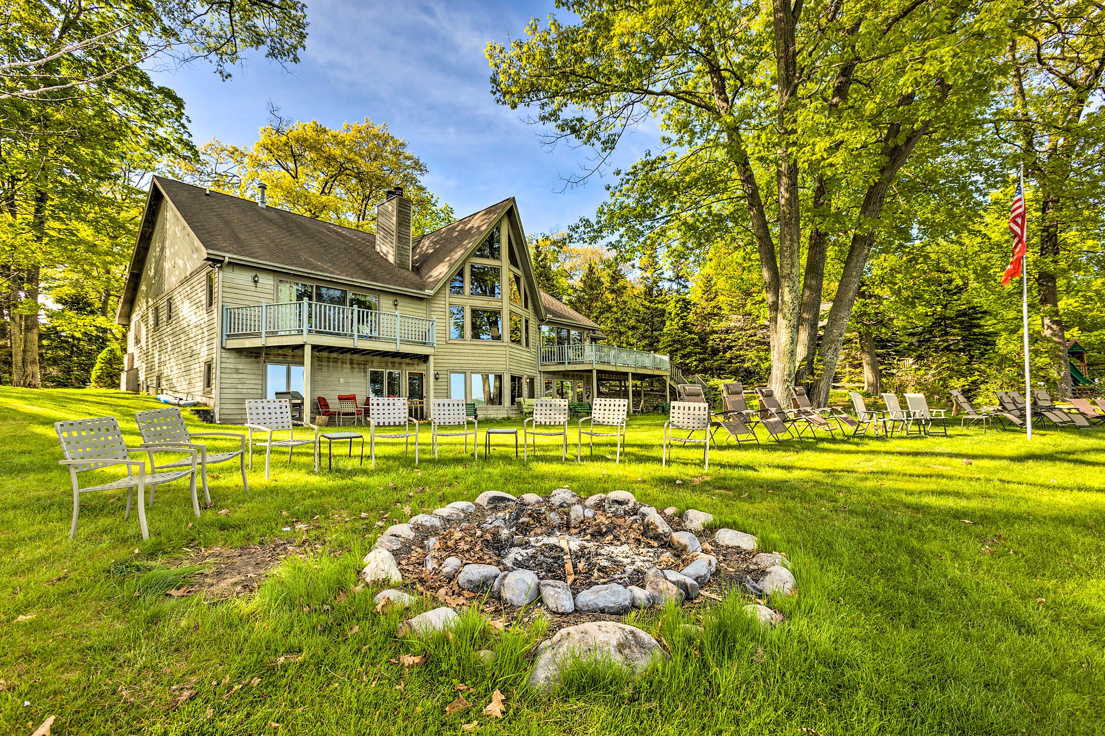 Glen Arbor Vacation Rental | 1BR | 1BA | Step-Free Access | 502 Sq Ft