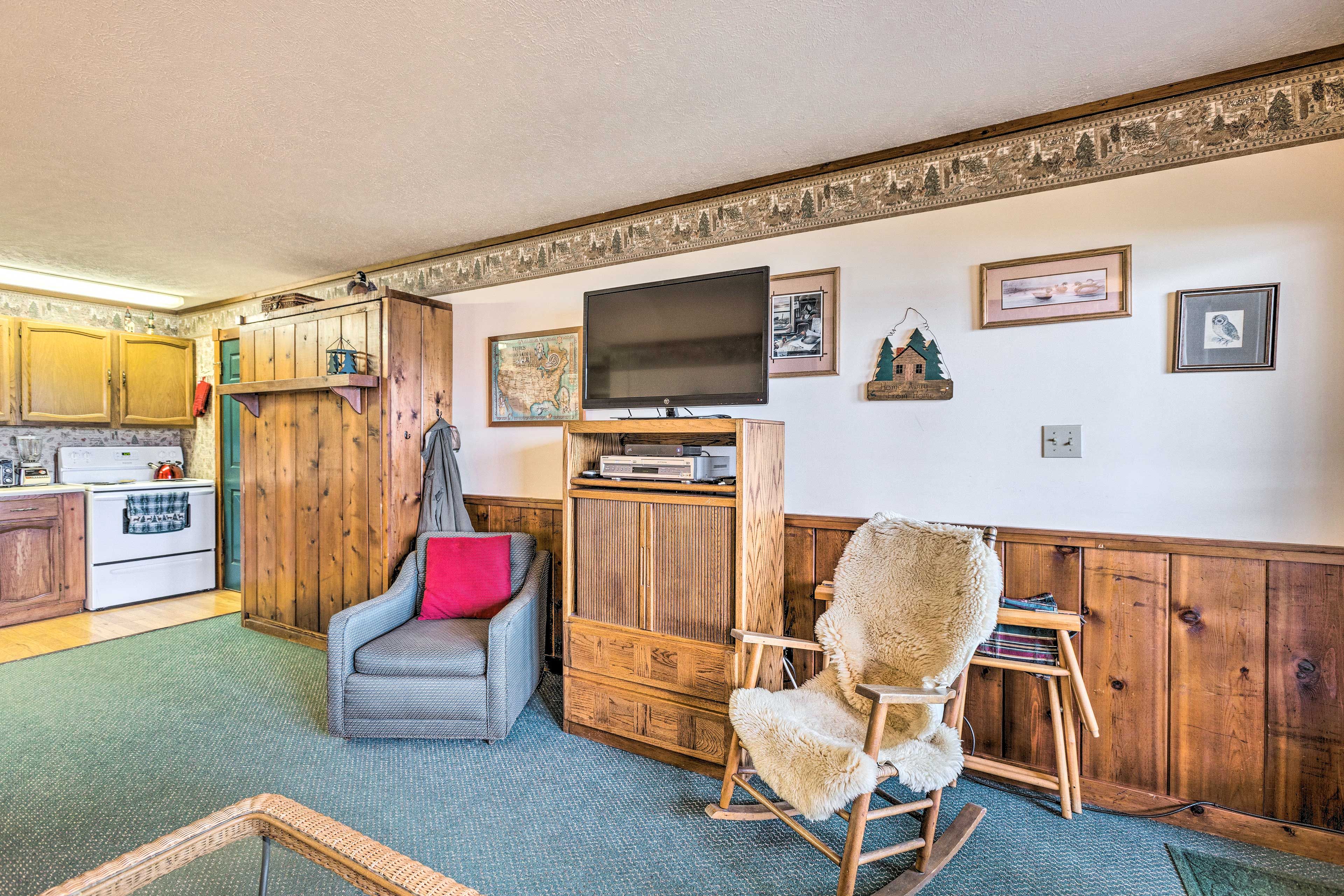 Living Room | Flat-Screen Cable TV | DVD Player