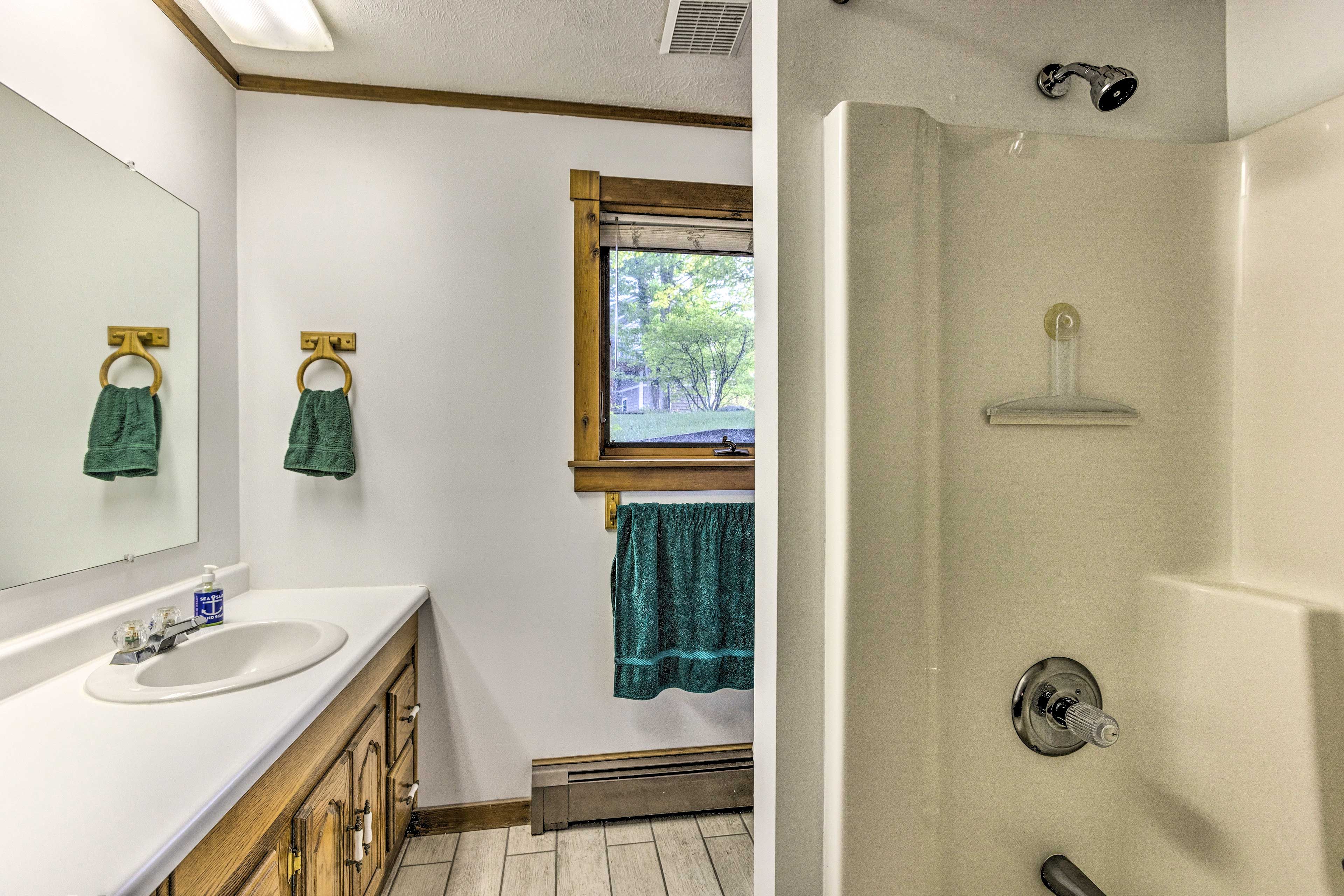Full Bathroom | Complimentary Toiletries | Towels Not Provided
