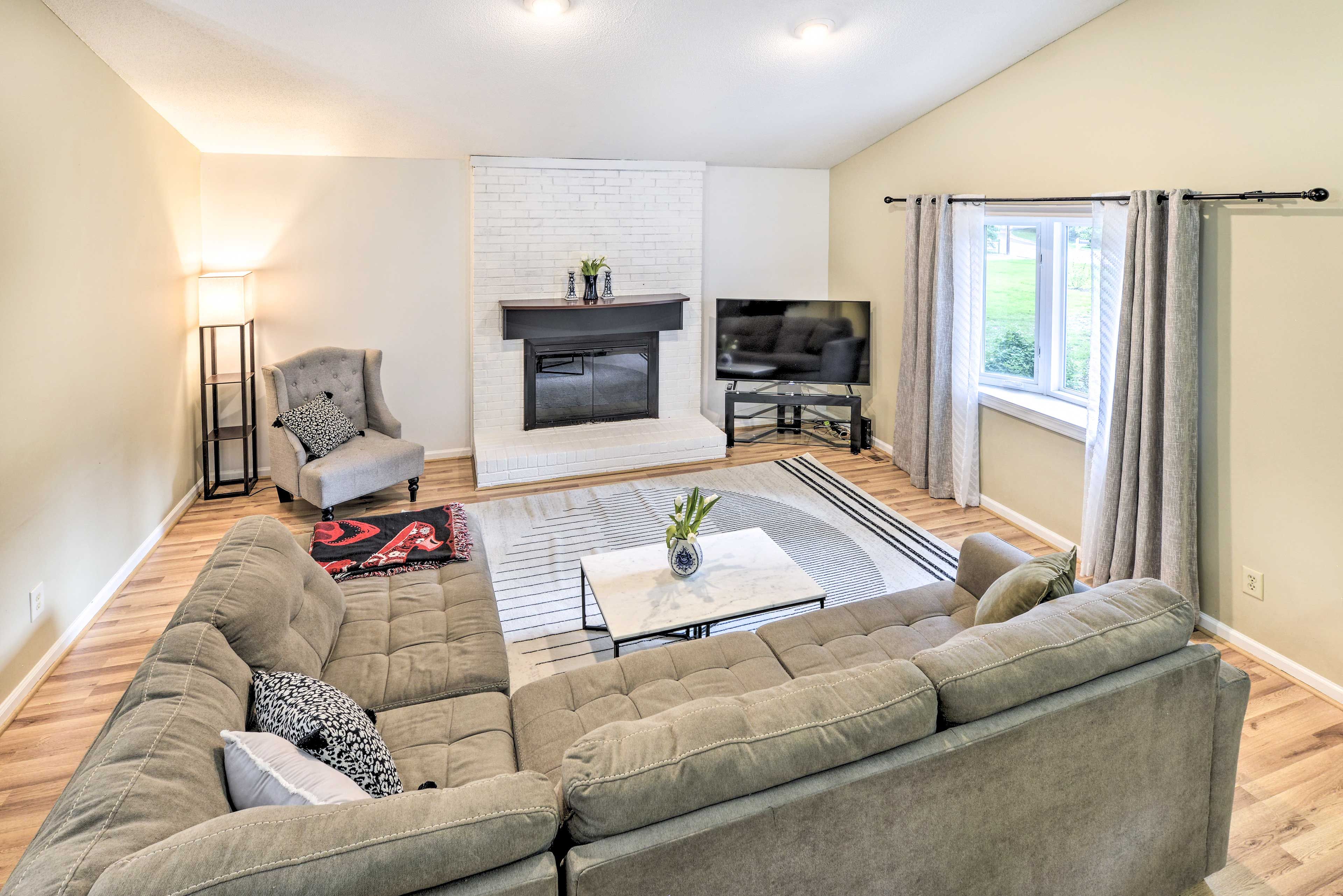 Living Room | Smart TV | WiFi | Central A/C & Heat