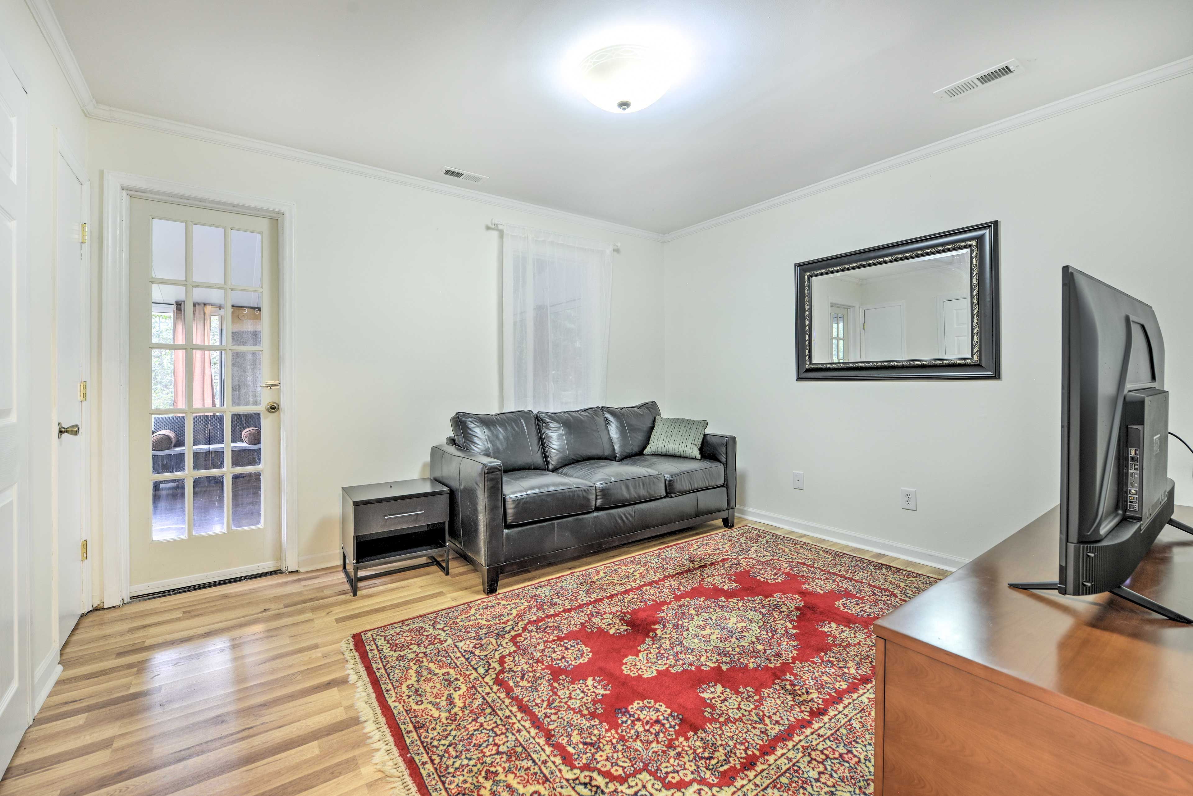 Living Room | Smart TV | Sunroom Access