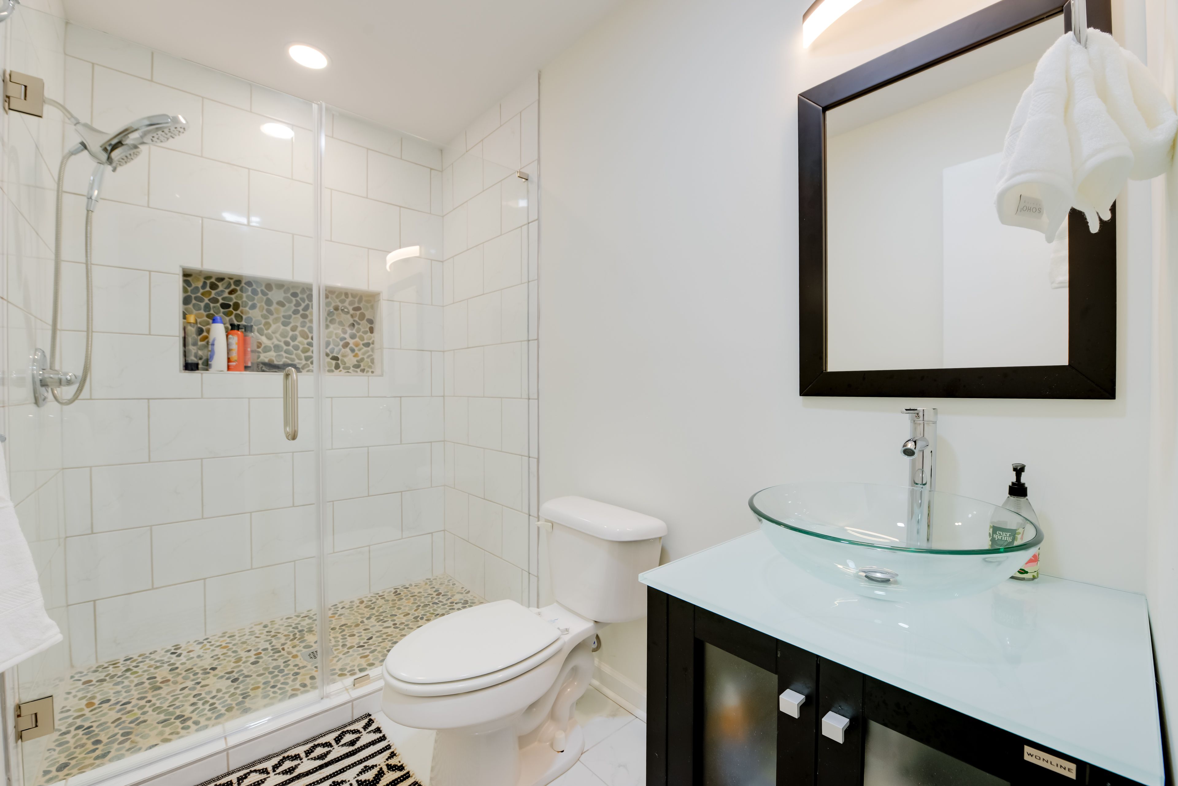Full Bathroom | Towels Provided | Complimentary Toiletries