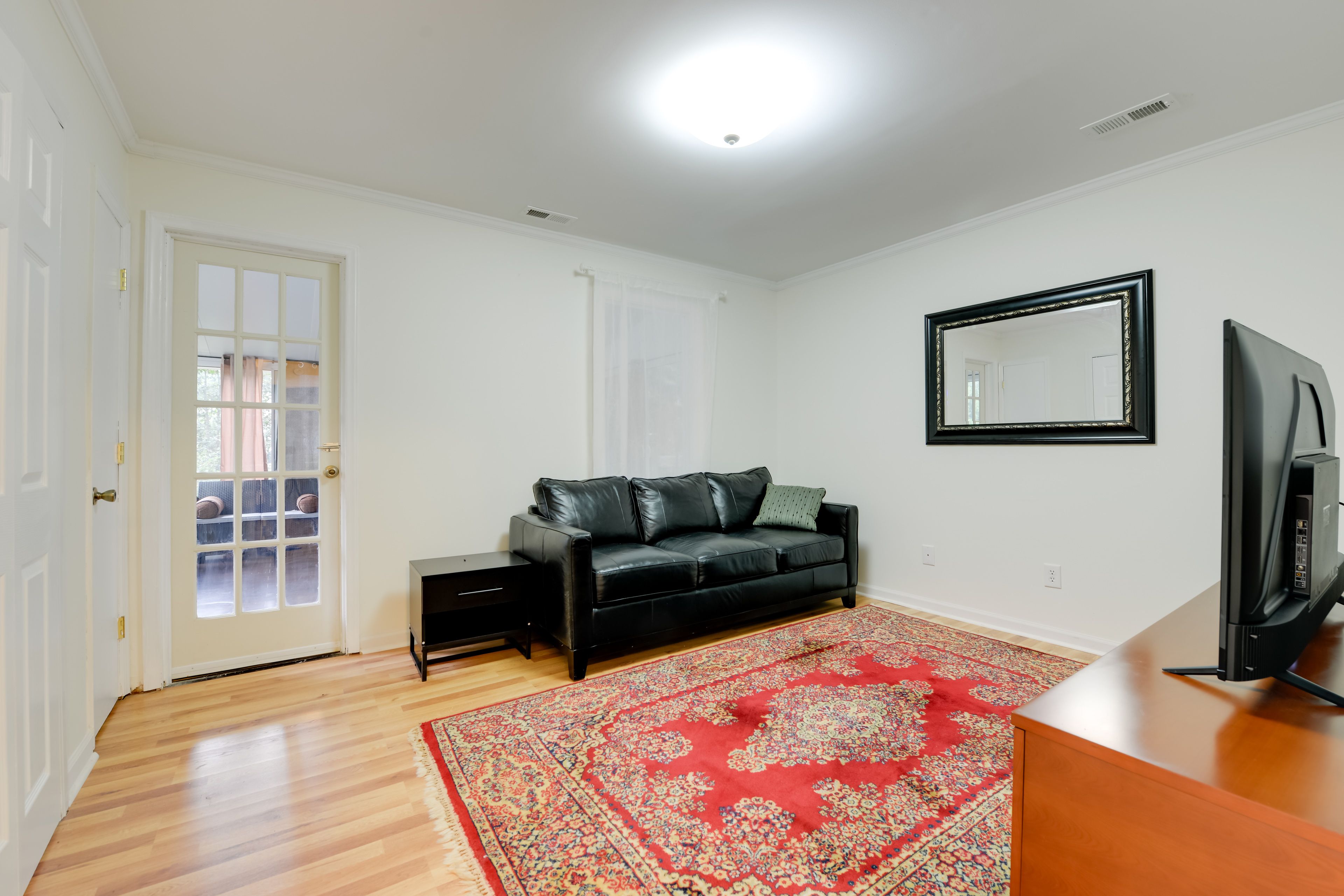 Living Room | Smart TV | Sunroom Access