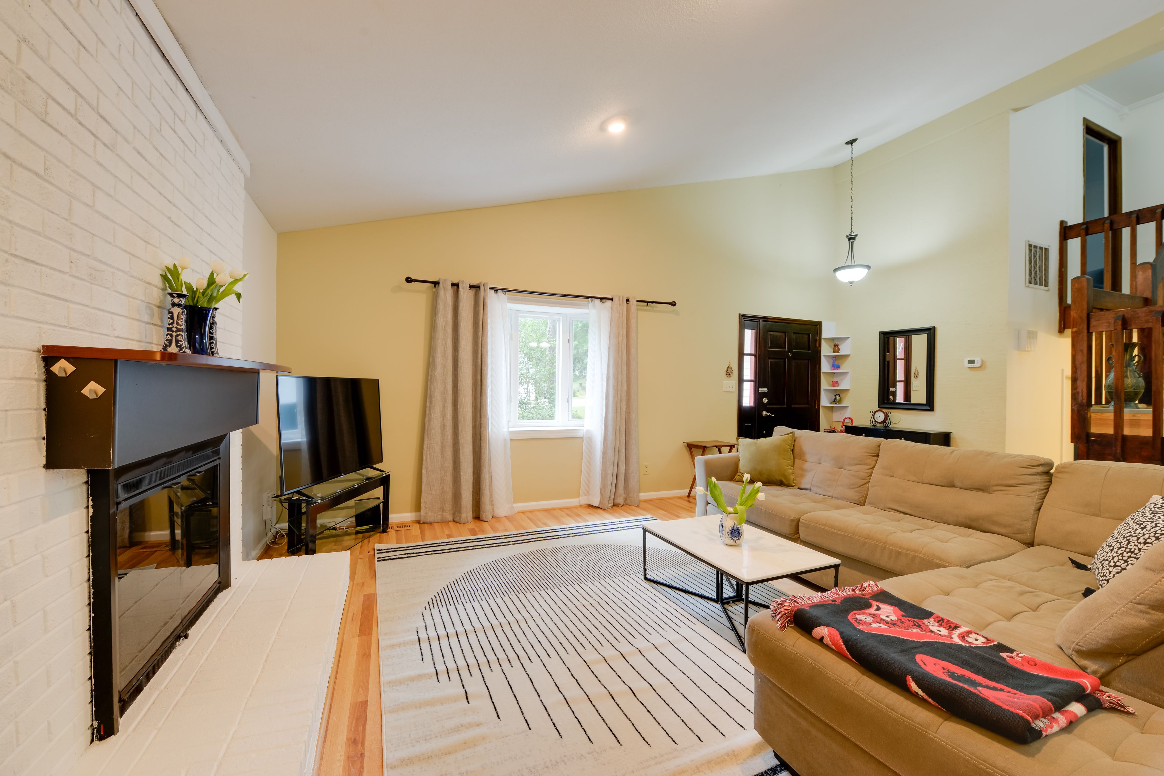 Living Room | Smart TV | WiFi | Central A/C & Heating