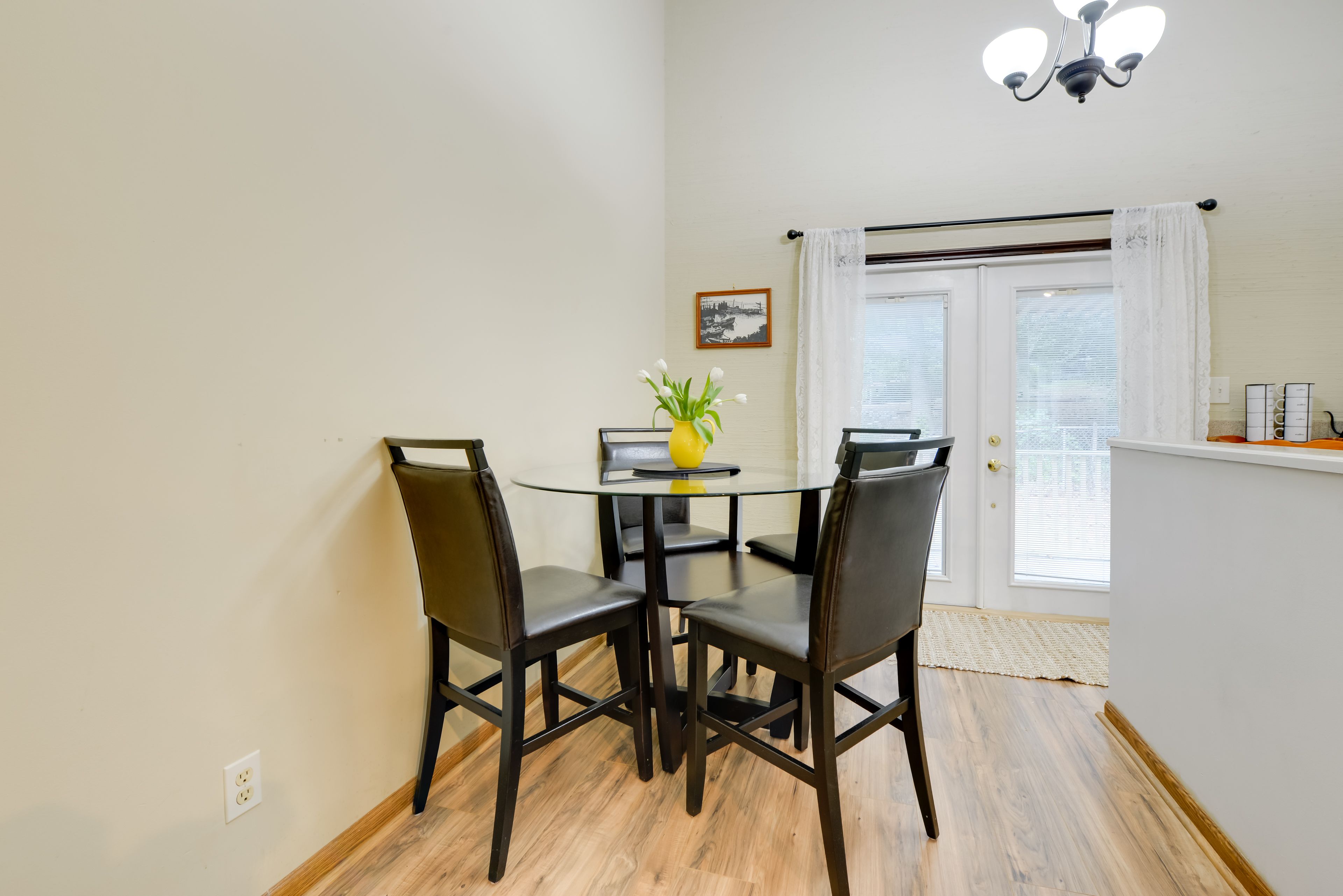 Dining Area | Dishware & Flatware Provided