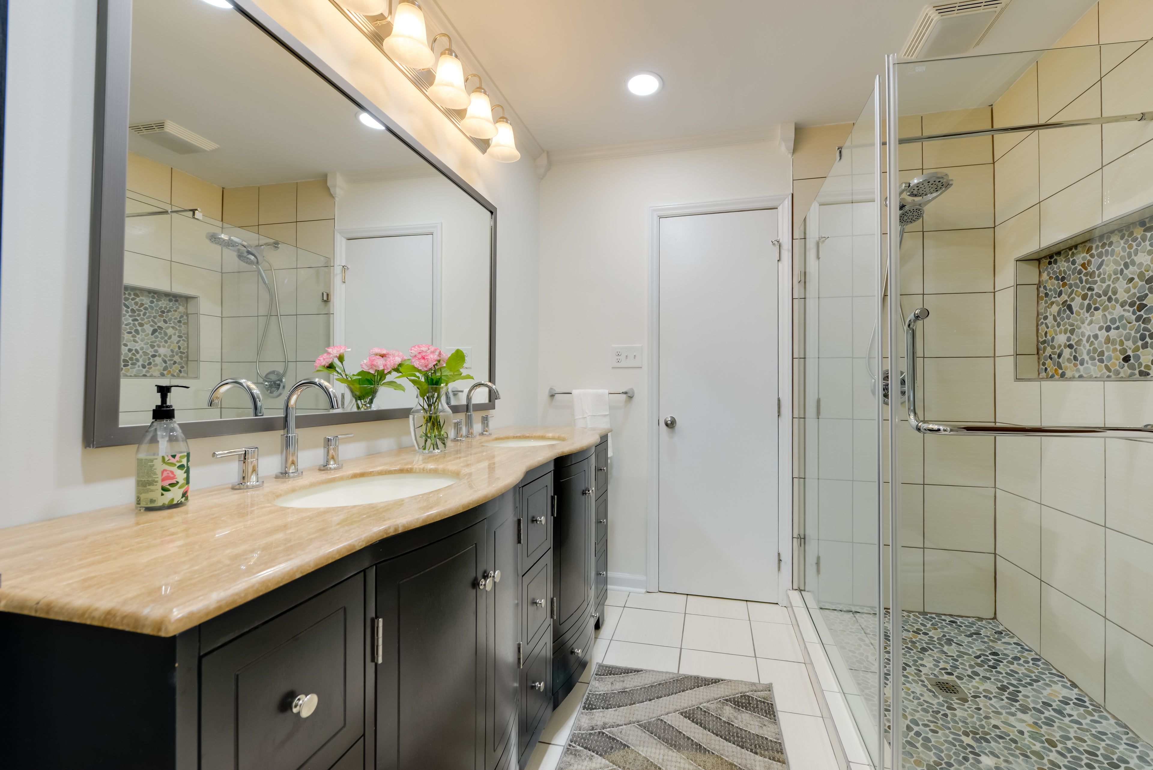Full Bathroom | Towels Provided | Complimentary Toiletries