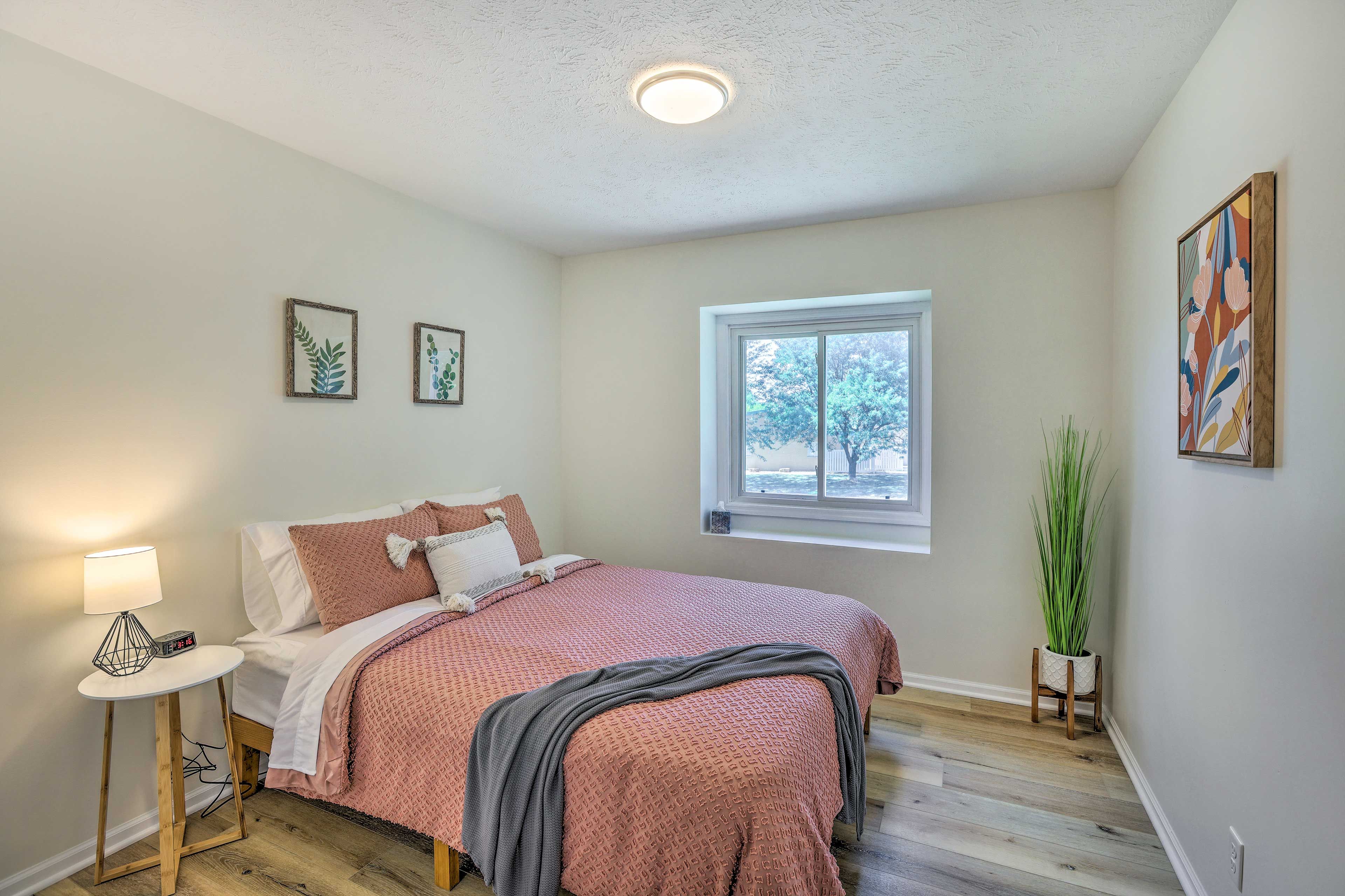 Bedroom 2 | Queen Bed | Main Floor